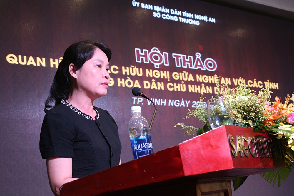 Bà Võ Thị An, phó giám đốc Sở Công thương đề nghị hai bên cần tăng cường công  tác an nình biên giới. Ảnh: Phú Hương