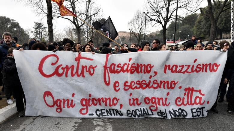 Người Italy biểu tình với biểu ngữ 
