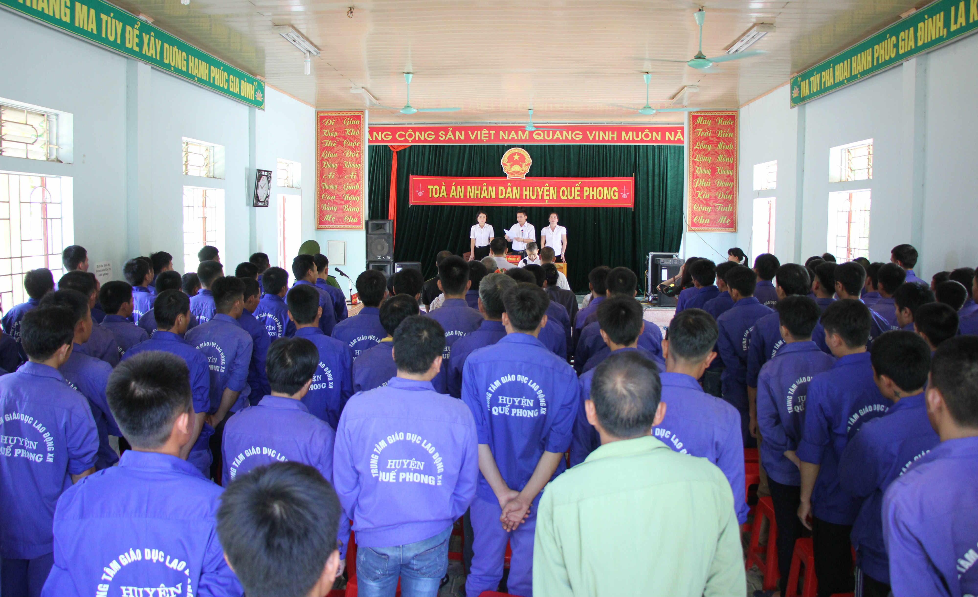 Các vụ án được xét xử tại Trung tâm lao động xã hội huyện Quế Phong mang tính chất giáo dục tuyên truyền cho những đối tượng học tập, lao động tại đây. Ảnh Hùng Cường