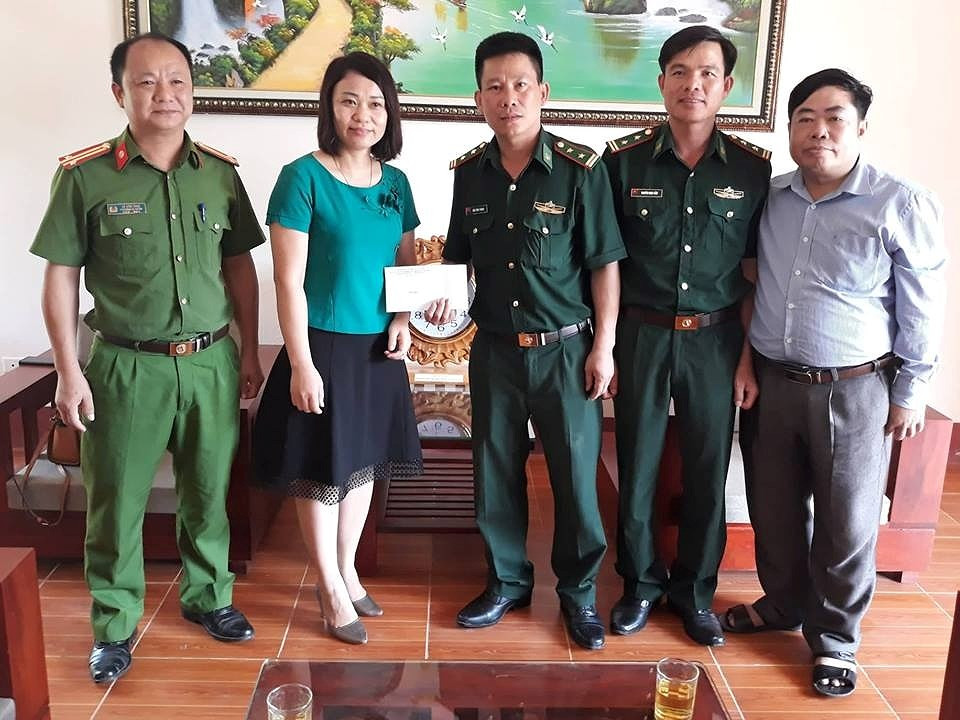 Phó chủ tịch UBND huyện Kỳ Sơn, đã biểu dương, và thưởng nóng cho Đồn biên phòng Cửa khẩu Quốc Tế Nậm Cắn. Ảnh Lữ Phú.