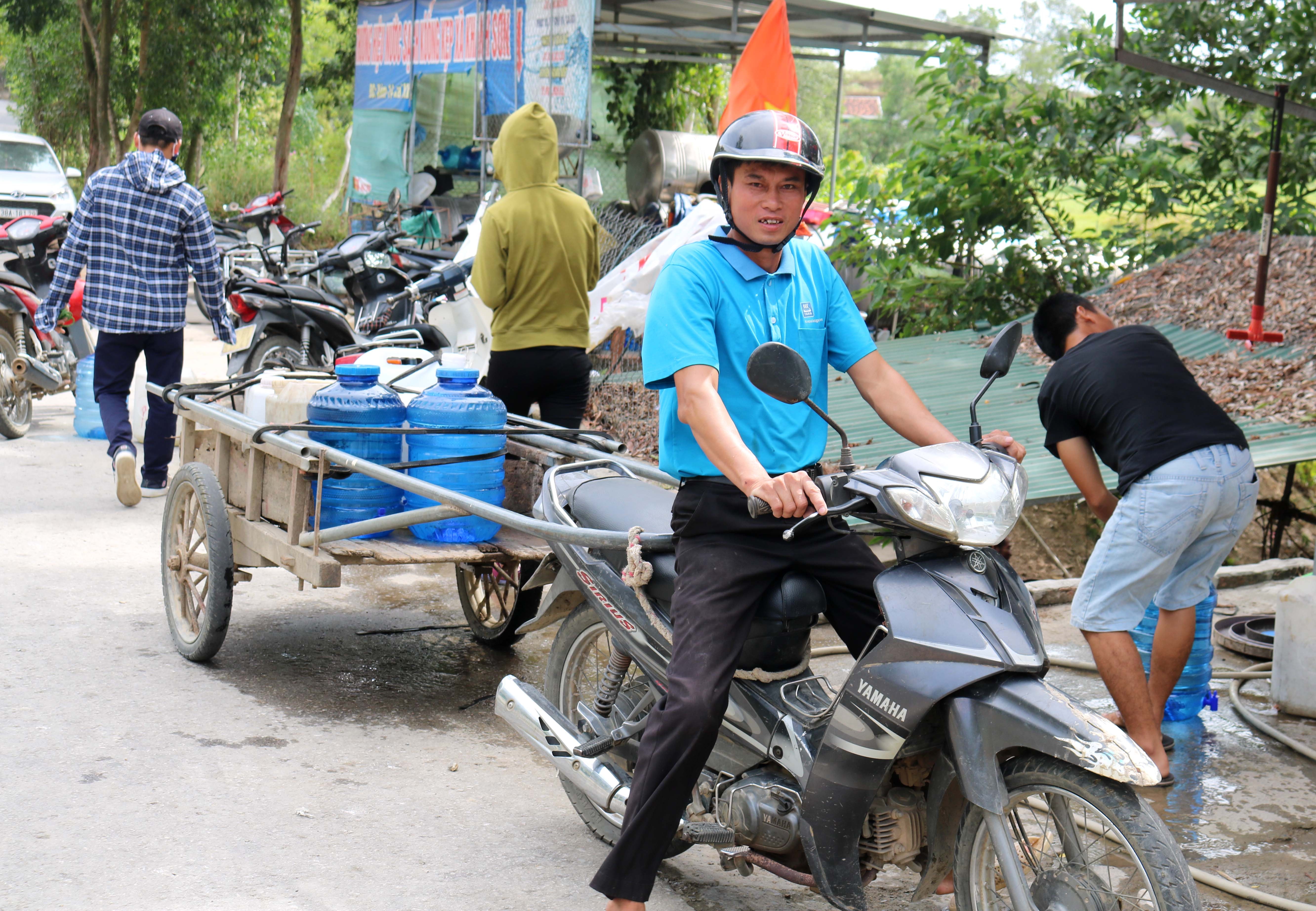 Nhiều người dân đưa cả xe kéo đi lấy nước. Ảnh: Huy Thư