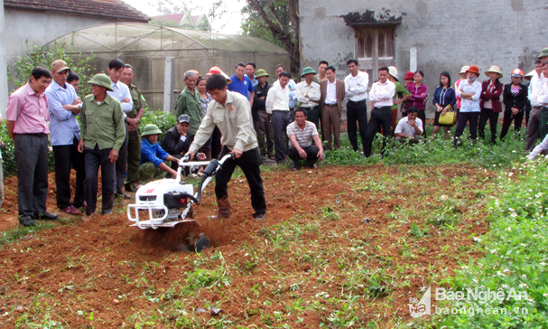 HTX Nông nghiệp dịch vụ Minh Thành tập huấn làm đất bằng máy cơ giới cho các thành viên HTX. Ảnh: Thái Dương