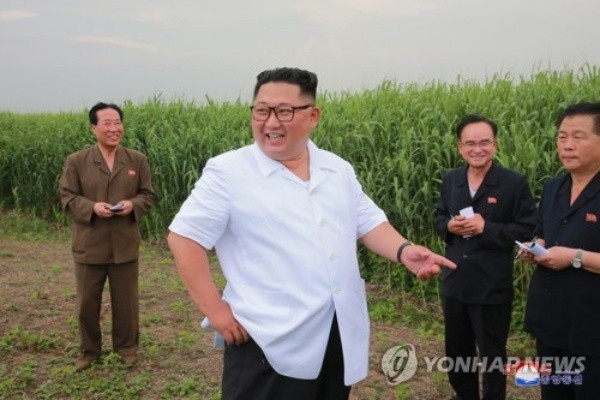Lãnh đạo Kim trong chuyến thị sát trang trại trồng sậy ở .