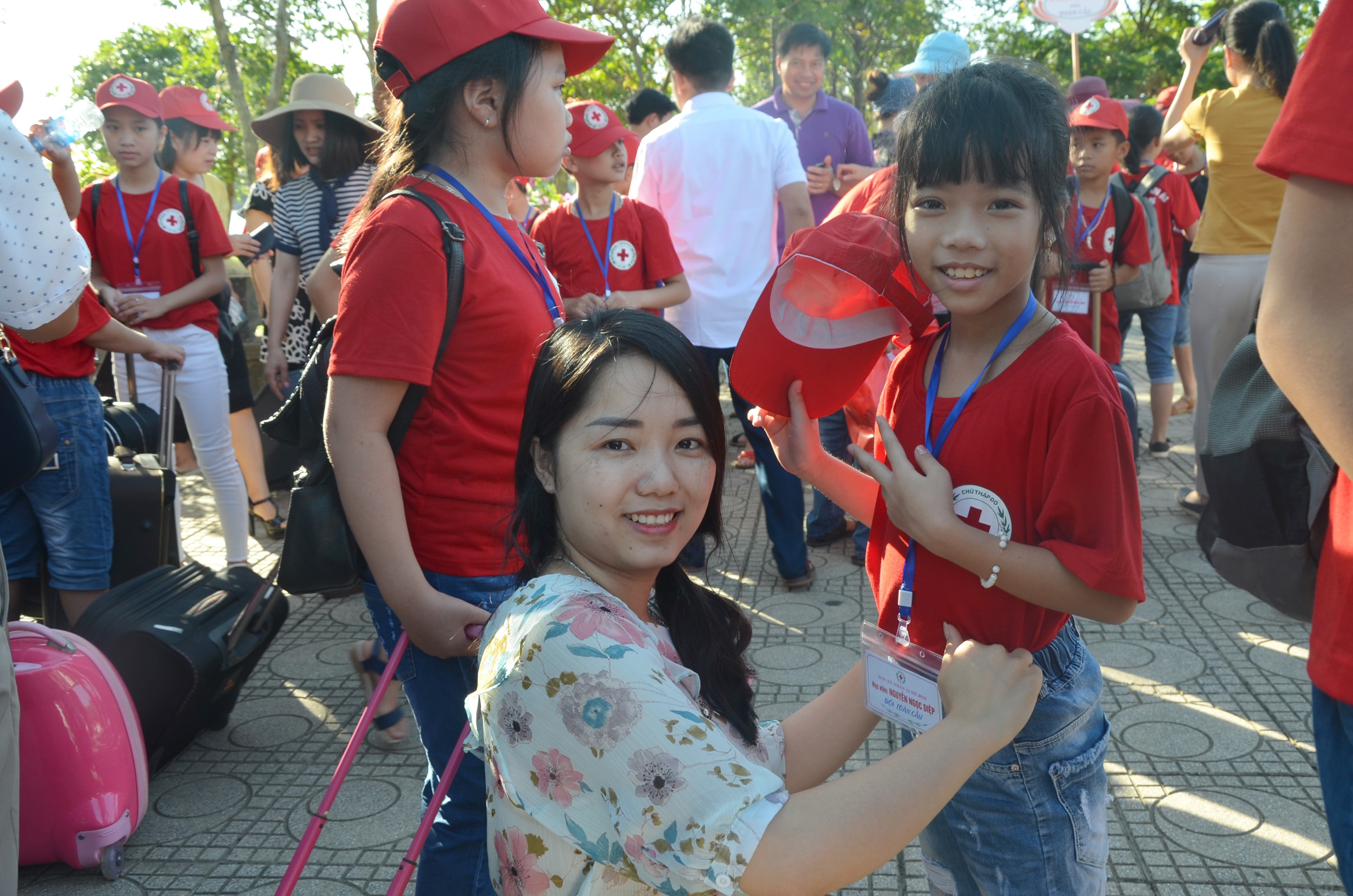 Các em vui vẻ, tự tin chia tay bố mẹ lên đường tham gia học kỳ cùng các bạn. Ảnh: Lương Mai