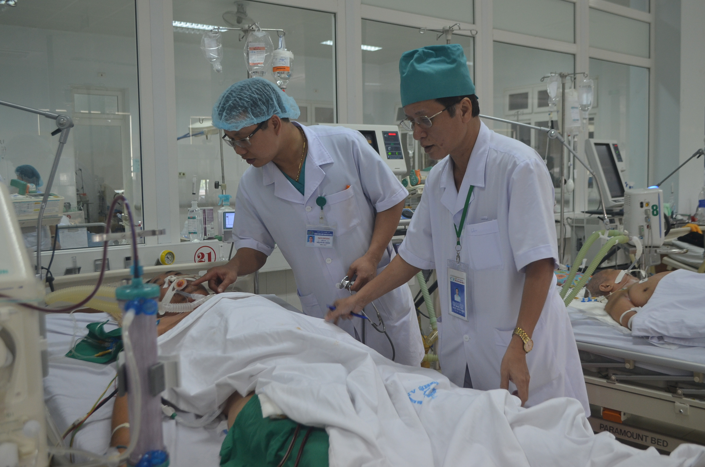 Các bác sỹ Bệnh viện Hữu nghị đa khoa tỉnh Nghệ An thăm khám cho bệnh nhân. Ảnh: Phước Anh
