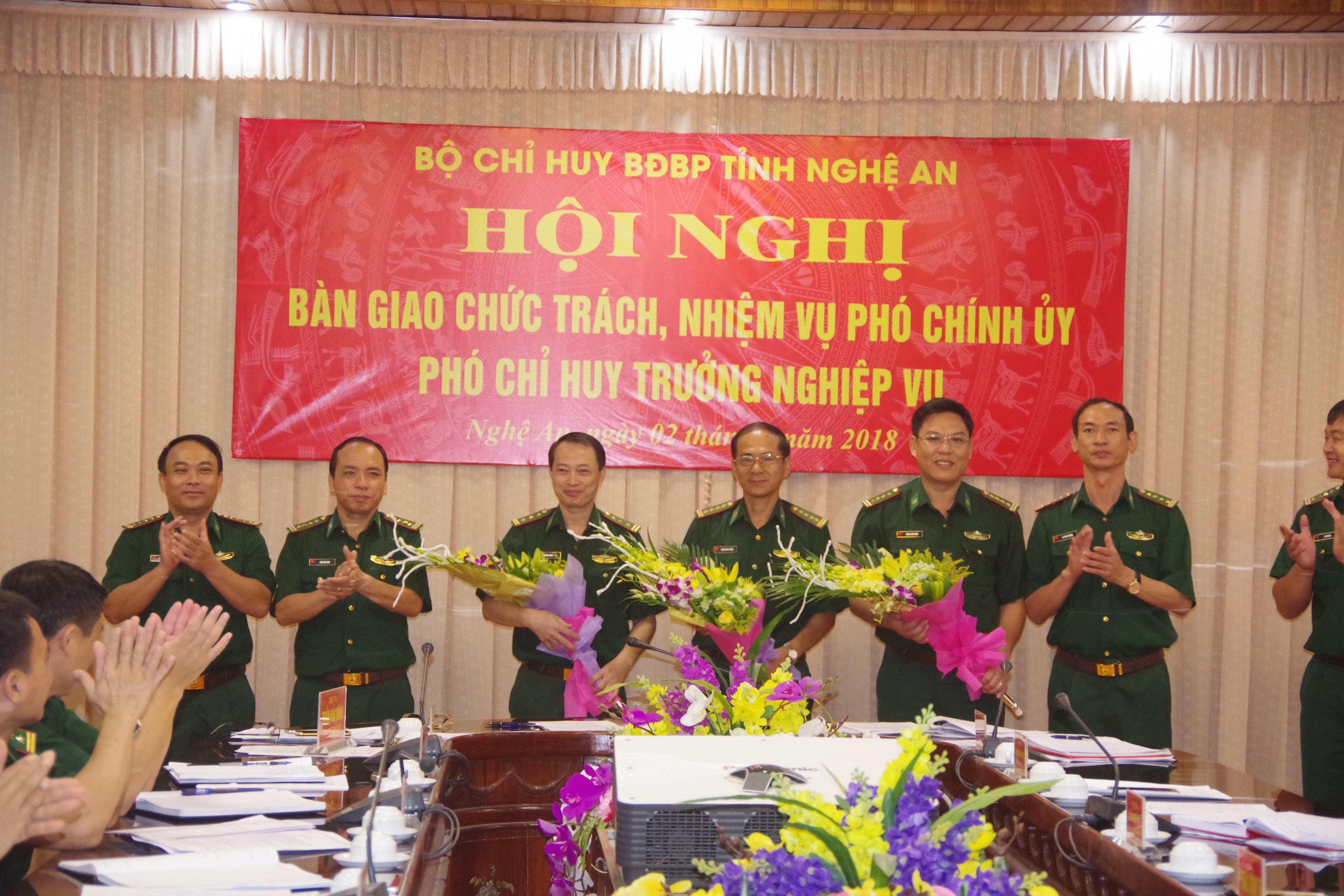 Bộ chỉ huy BĐBP tỉnh tặng hoa chúc mừng các đồng chí được bổ nhiệm và nghỉ chờ hưu. Ảnh: Hải Thượng