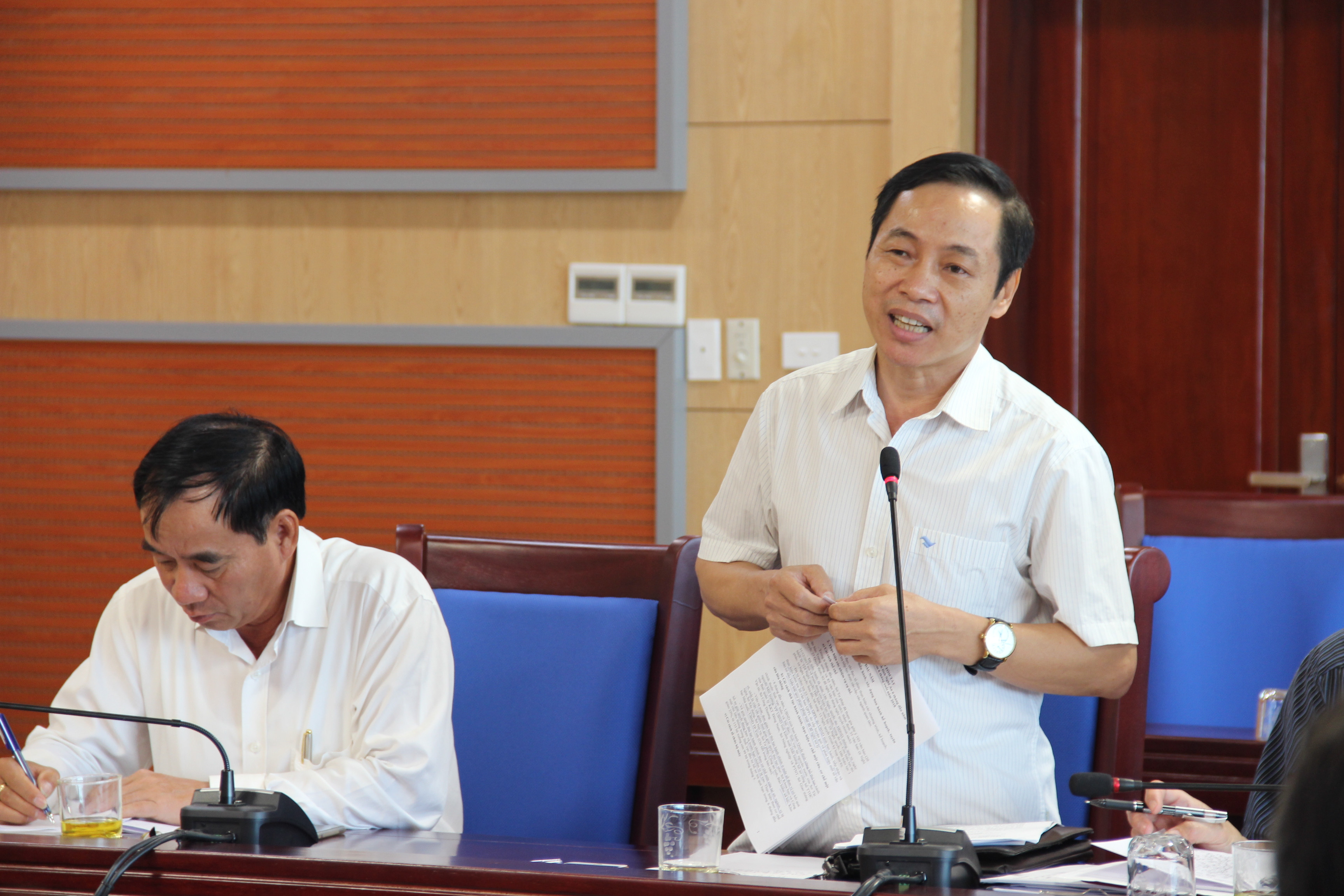 Đồng chí Lê Đình Lý - Phó Giám đốc Sở Nội vụ trả lời các ý kiến tại buổi thẩm tra. Ảnh; Hoài Thu