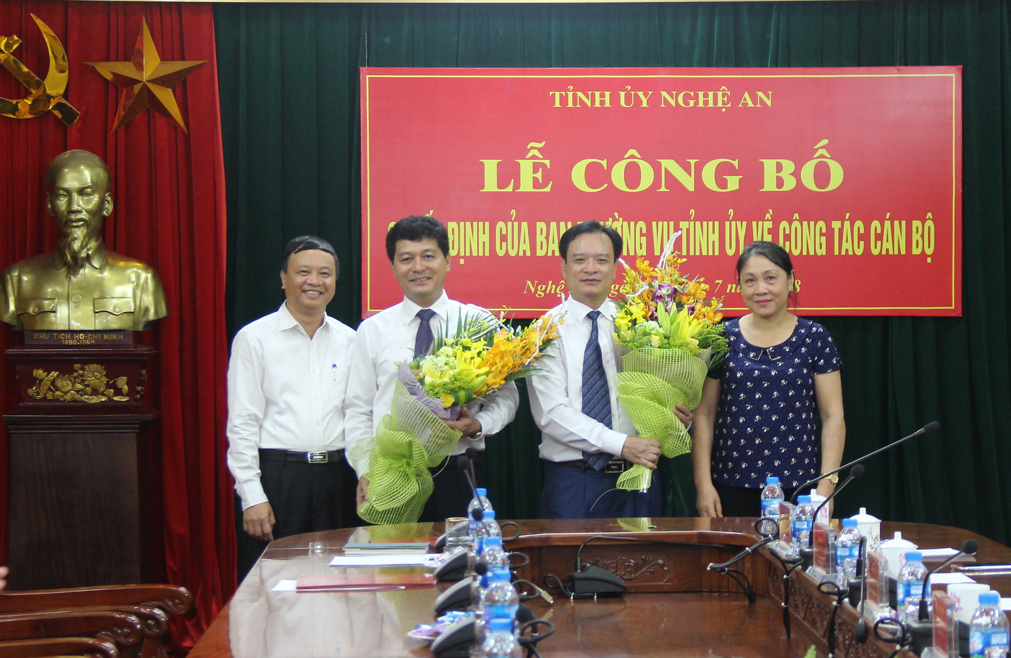 Lãnh đạo huyện Tương Dương tặng hoa chúc mừng đồng chí Hồ Phúc Hợp và đồng chí Phạm Trong Hoàng. Ảnh: Mai Hoa