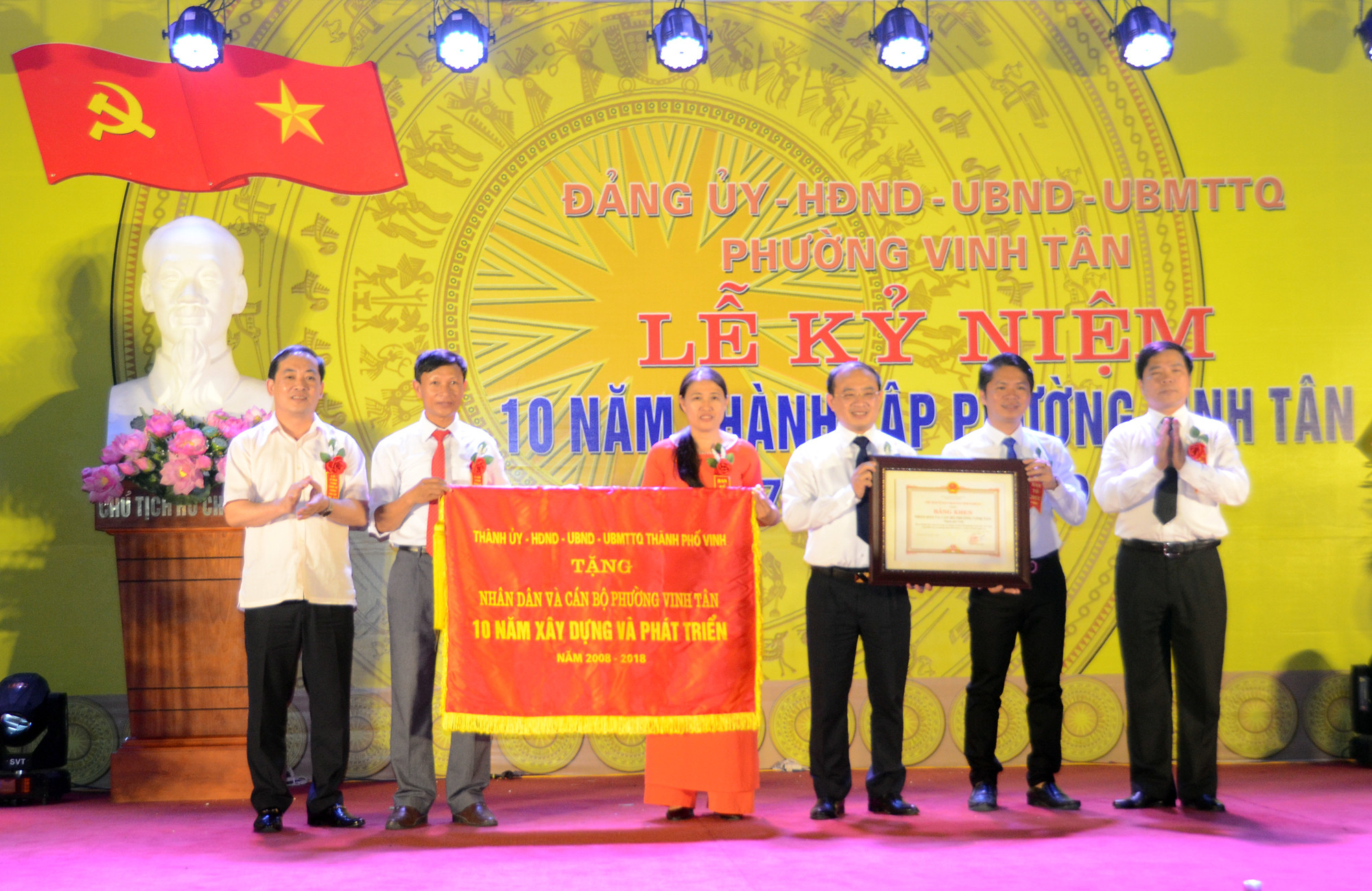 Thừa ủy quyền lãnh đạo thành phố Vinh tặng Bằng khen của Chủ tịch UBND tỉnh và bức trướng của thành phố. Ảnh: Thành Chung