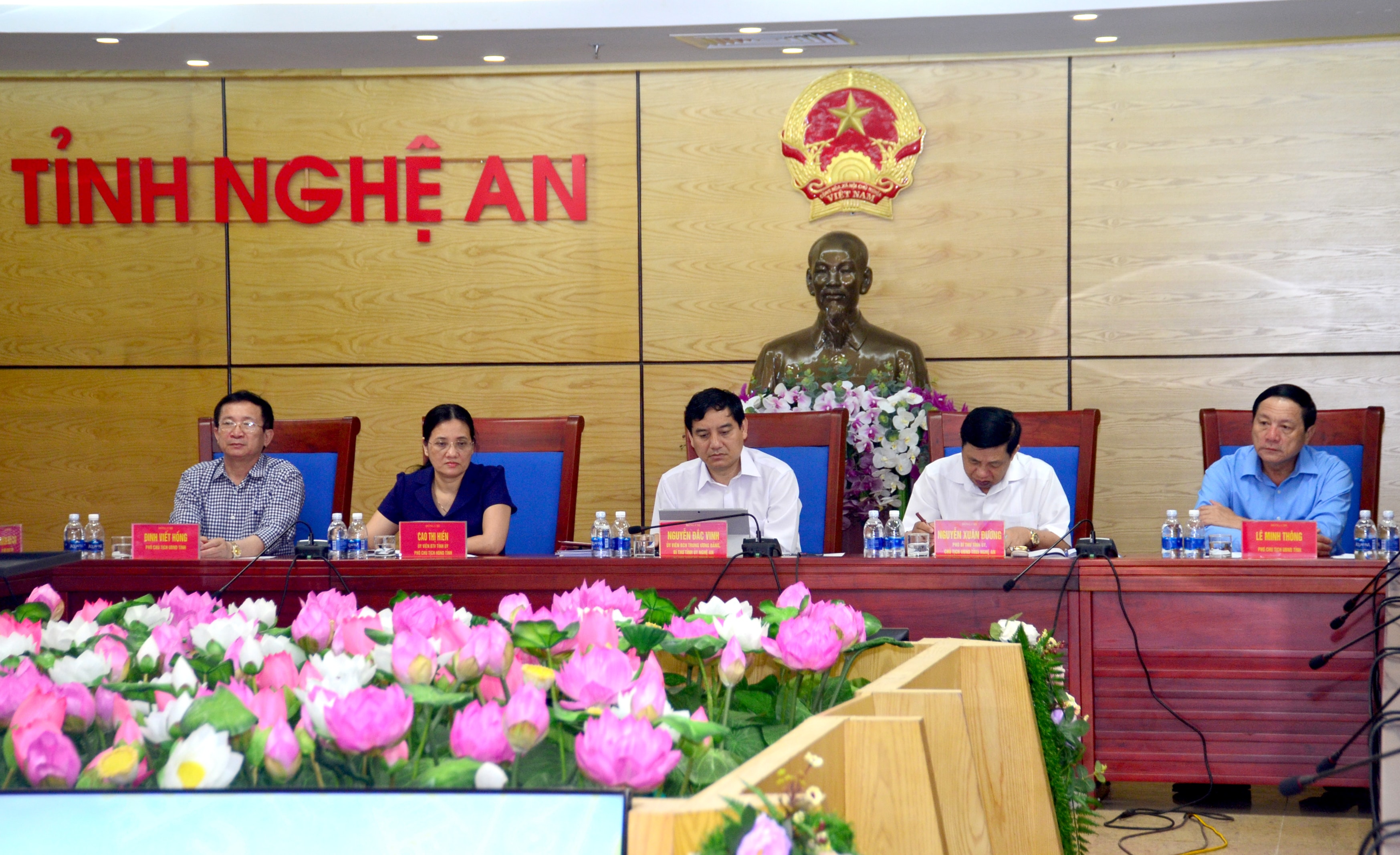 Các đồng chí lãnh đạo tỉnh chủ trì tại điểm cầu tỉnh Nghệ An. Ảnh: Thành Duy