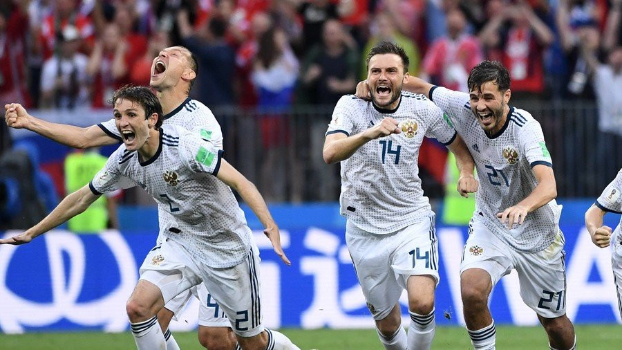 Khoảnh khắc ăn mừng chiến thắng của các cầu thủ đội tuyển Nga. Ảnh: Internet