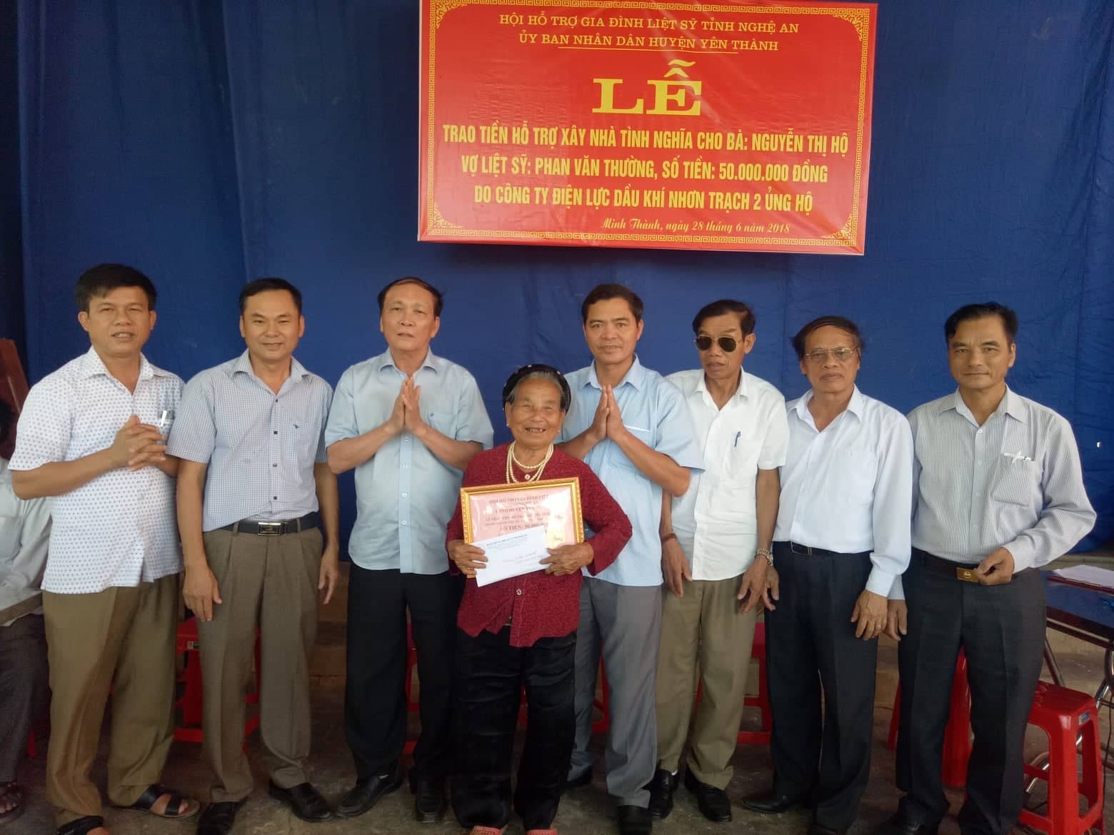 bna_ Hội hỗ trợ gia đình liệt sỹ trao tiền hỗ trợ cho gia đình thân nhân liệt sỹ ở Yên Thành. Ảnh: Thu Hương