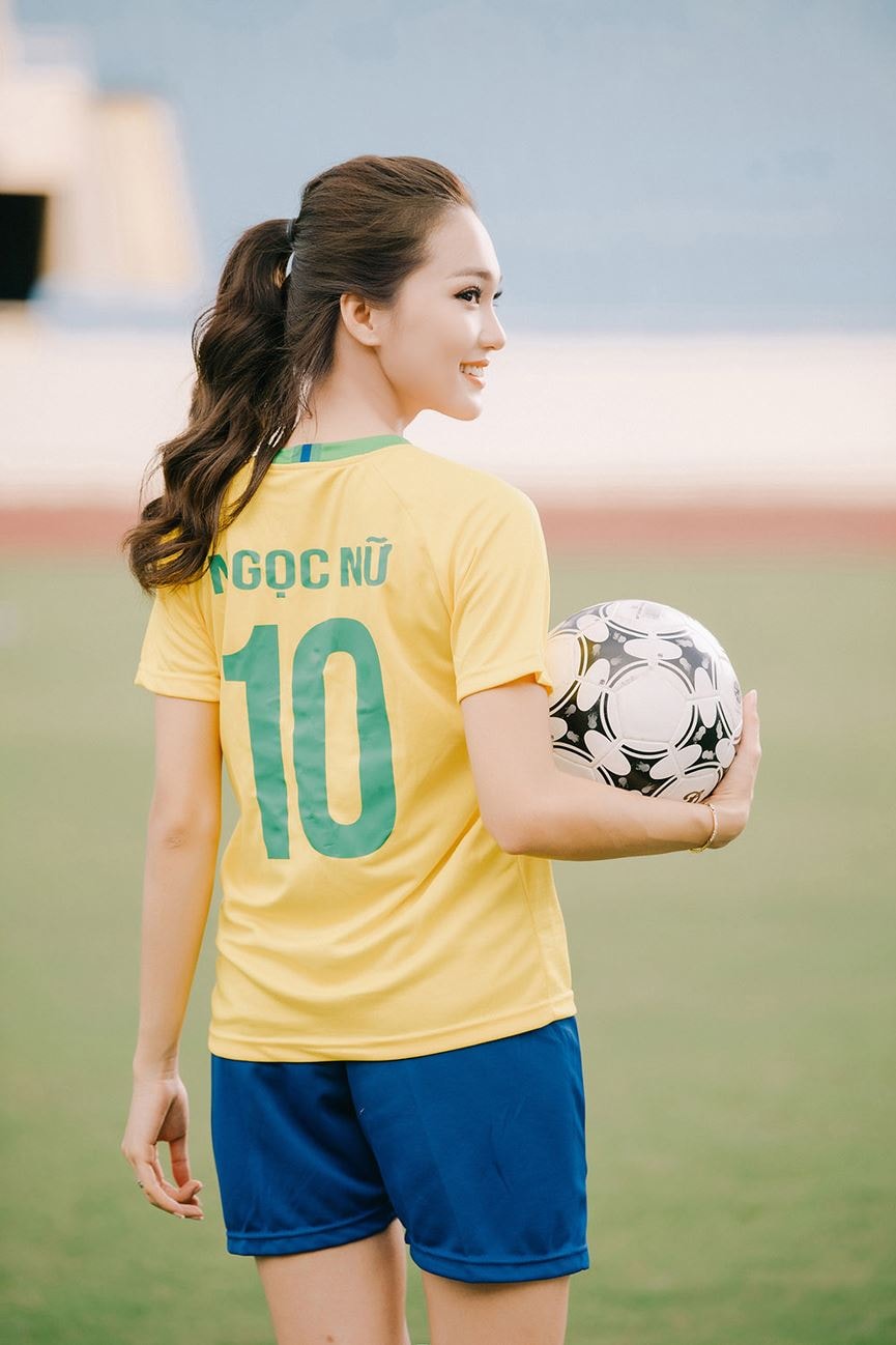 Người đẹp ảnh Ngọc Nữ thể hiện tài chơi bóng điệu nghệ mùa World Cup - ảnh 2