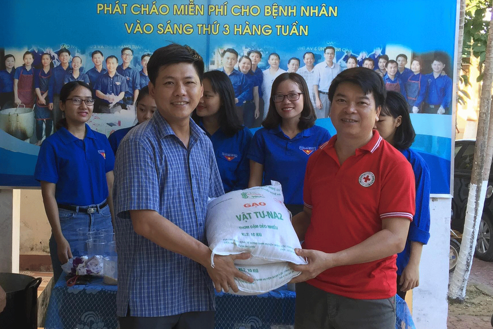 Hội CTĐ huyện hỗ trợ 20kg gạo cho chương trình bát cháo tình thương. Ảnh Bông Mai. 