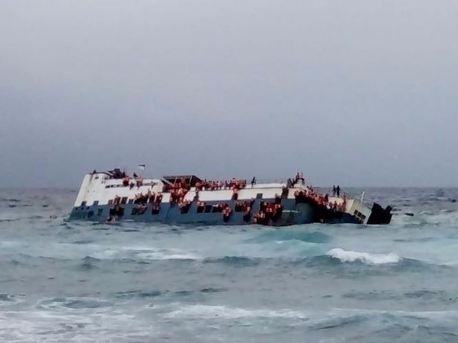 Giây phút phà chở 140 người đổ lật trên biển, bị sóng nhấn chìm - ảnh 1