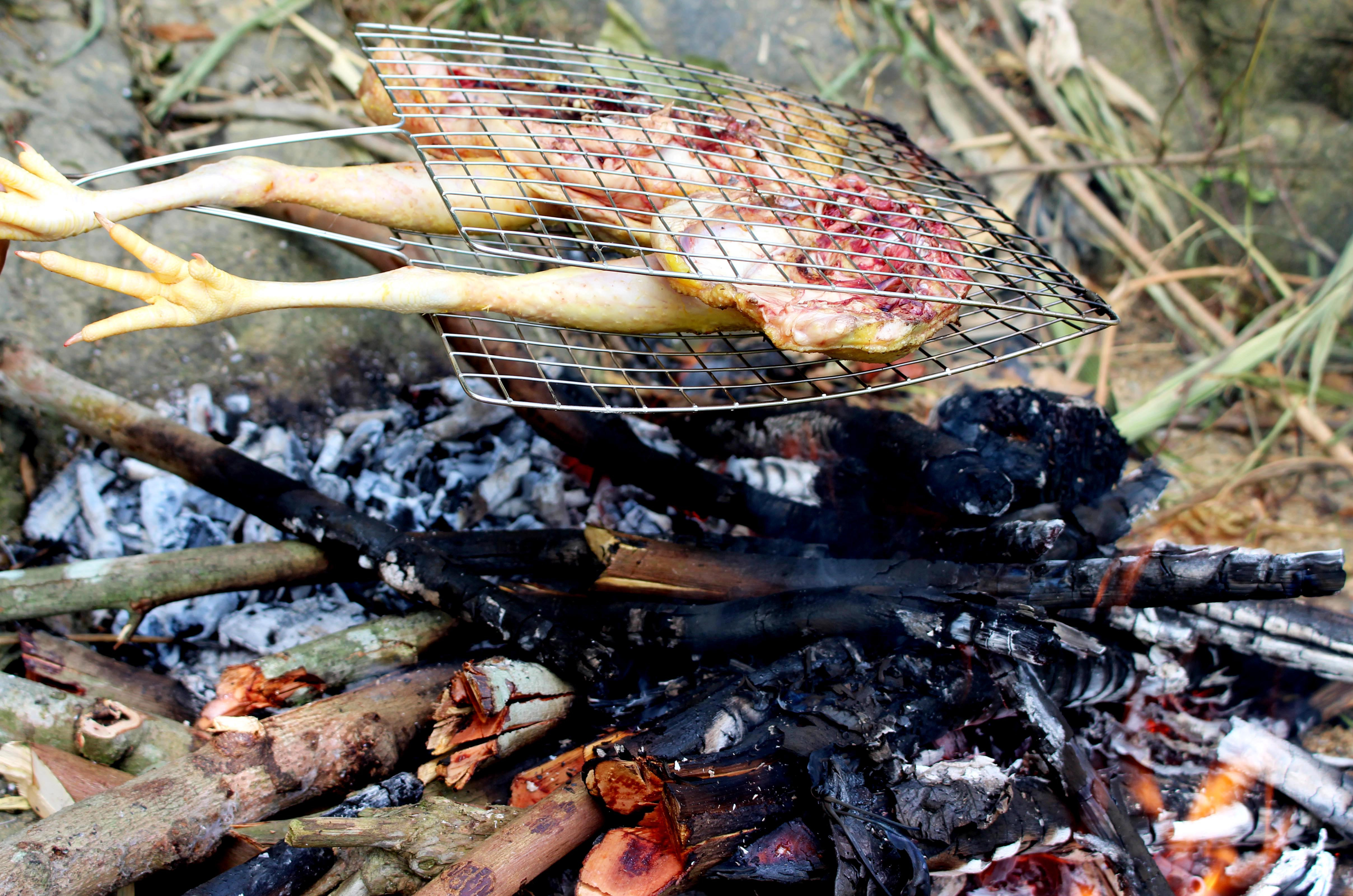Vào rừng giữa những ngày nắng nóng, mọi người không quên mang theo những đặc sản như gà đồi, dê cỏ… và có thể bắt cả cá khe để nướng trên những bếp than hồng.