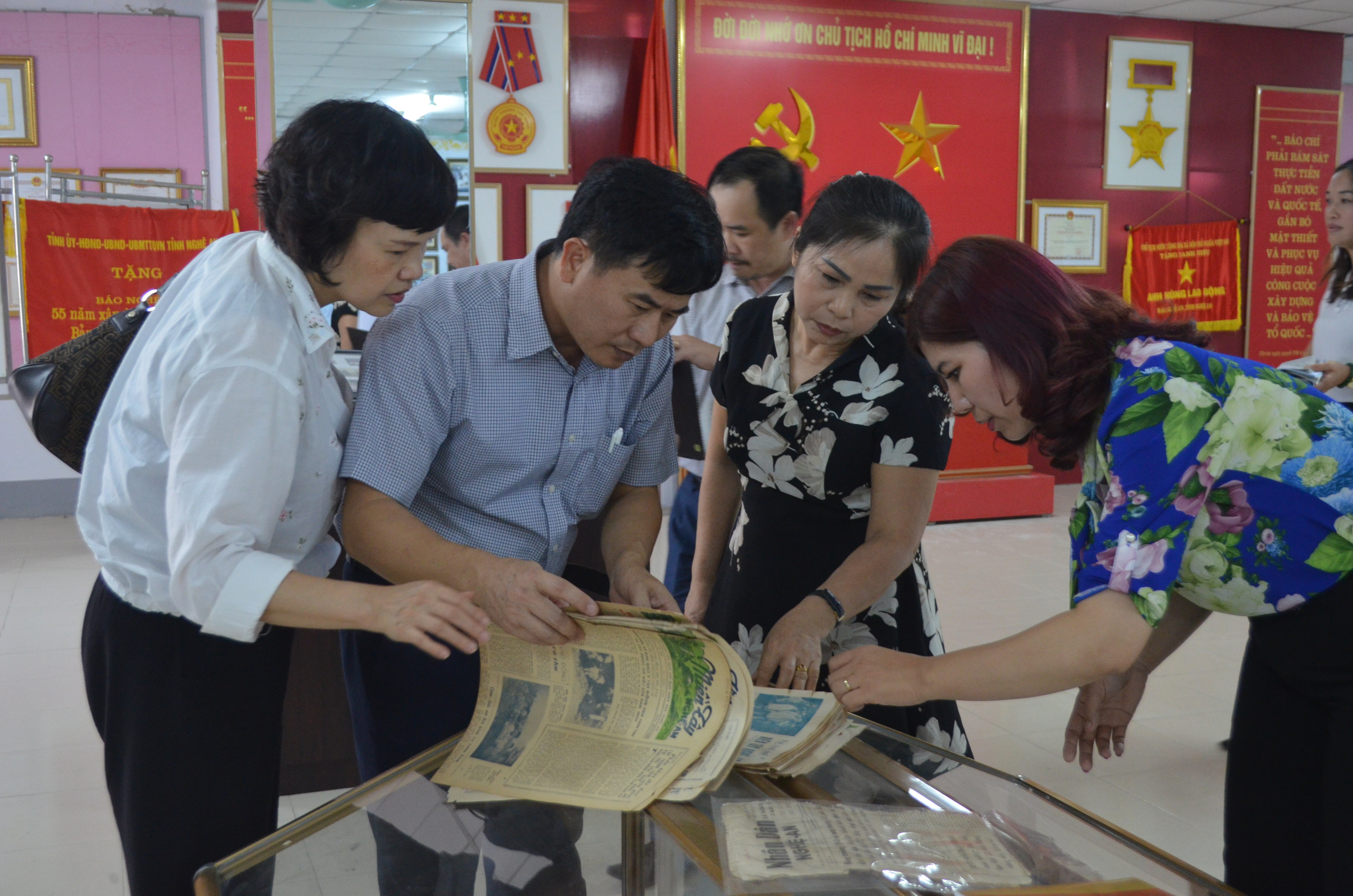 Bảo tàng Báo chí Cácnh mạng Việt Nam tham khảo các hiện vật báo chí Nghệ An những số đầu tiên hiện còn được lưu giữ tại Phòng truyền thống Báo Nghệ An