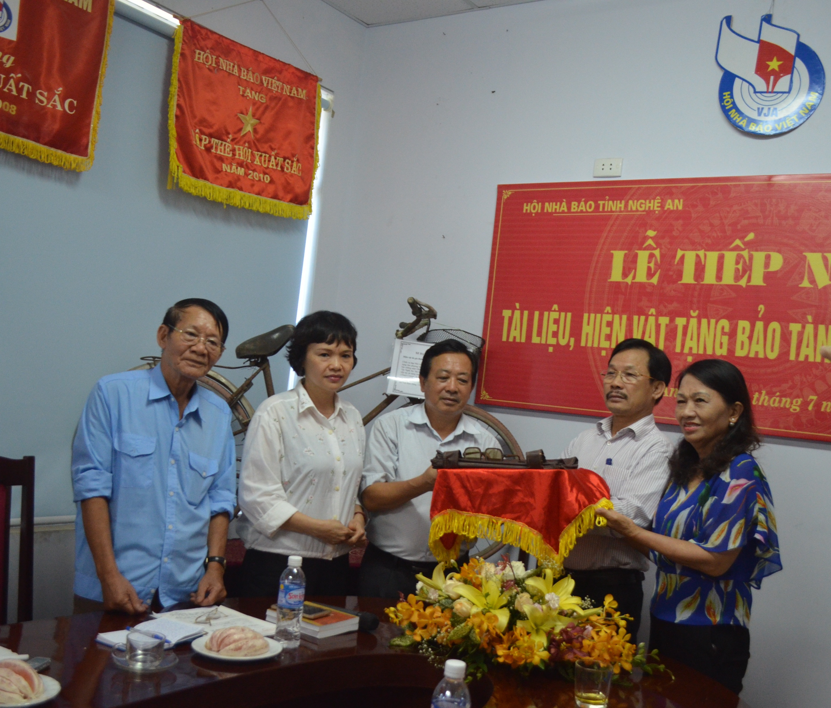 Đại diện gia đình Nhà báo, Liệt sỹ Đặng Loan trao tặng hiện vật cho Bảo tàng Báo chí Cách mạng Việt Nam.Ành: Như Biển