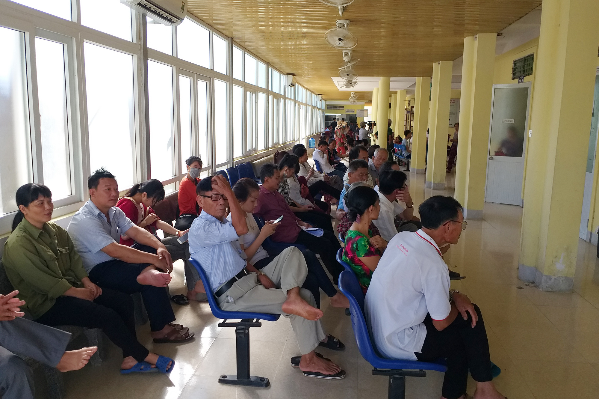 Thời tiết nắng nóng khiến bệnh viện tuyến huyện có sự thay đổi cơ cấu bệnh nhân đáng kể. Sáng 3-7, 2/3 bệnh nhân đến khám ở Trung tâm Y tế Nam Đàn là người già. Ảnh Thành Chung