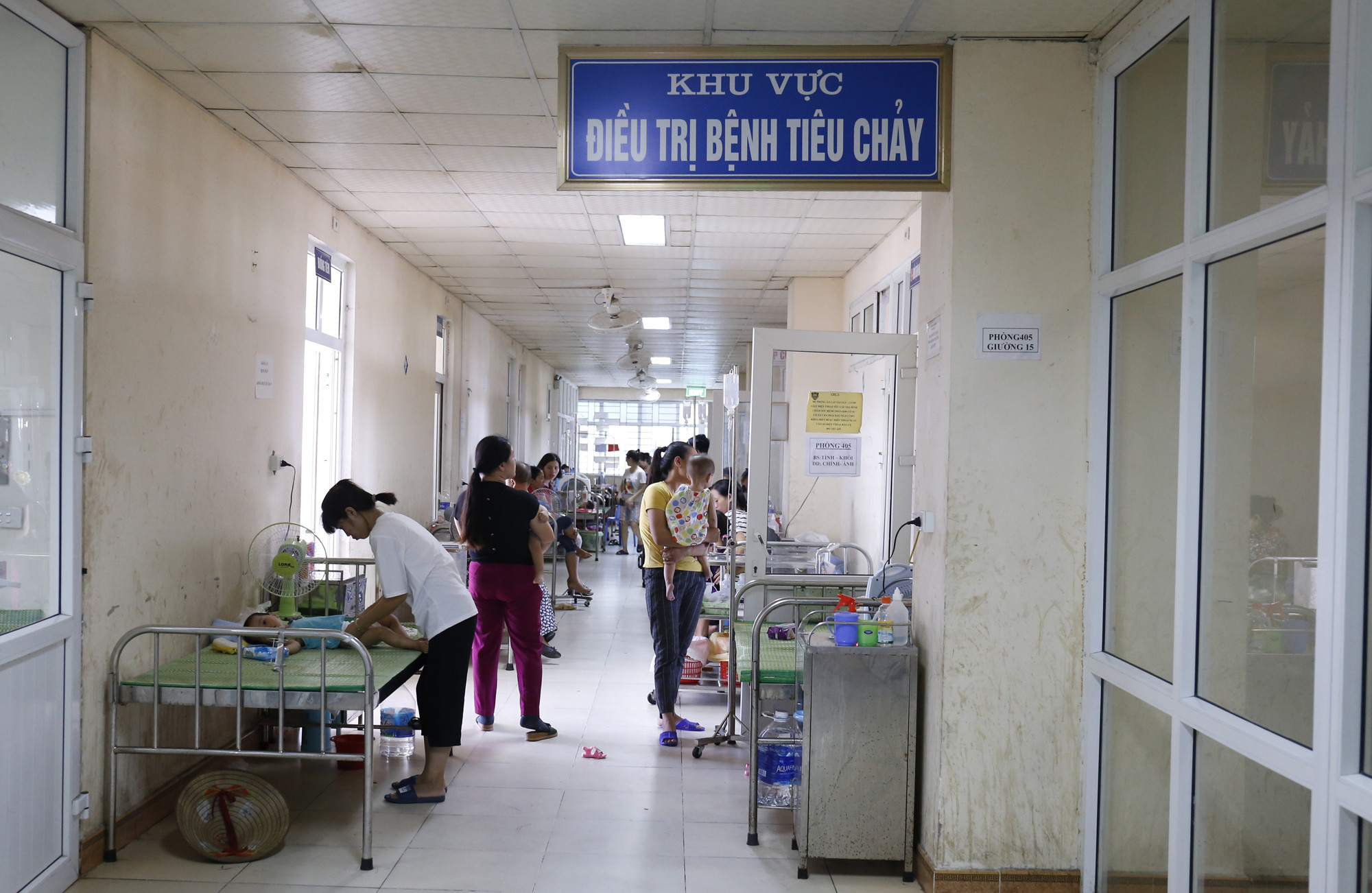 Hiện nay, Bệnh viện Sản Nhi đang điều trị nội trú cho 1.133 bệnh nhân. Riêng khoa tiêu hóa là 120 bệnh nhân. Các giường bệnh kê thêm đều đã kín chỗ. Ảnh: Đức Anh