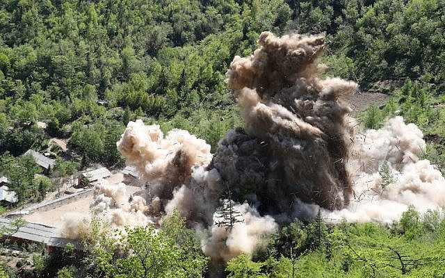 Một vụ nổ lớn xung quanh khu vực gần lối vào hầm ở bãi thử hạt nhân Punggye-ri của Triều Tiên. Ảnh: AP