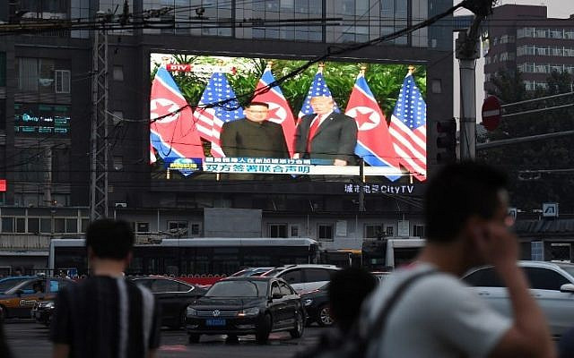 Màn hình lớn chiếu hình ảnh cuộc gặp thượng đỉnh giữa lãnh đạo Mỹ-Triều. Ảnh: AFP