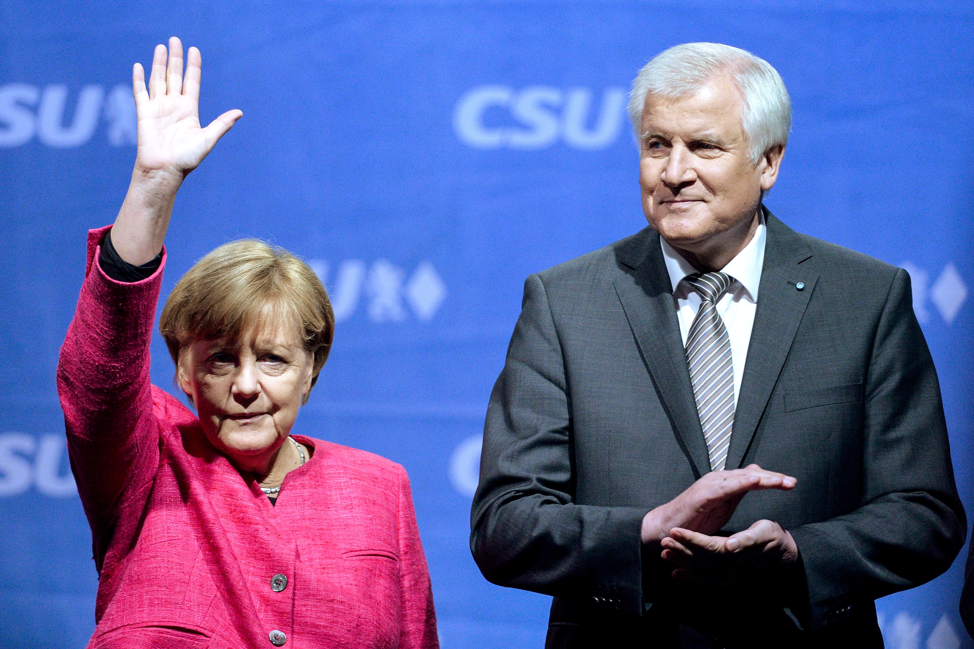 Thủ tướng Đức Angela Merkel (trái) và Bộ trưởng Nội vụ Horst Seehofer. Ảnh Time