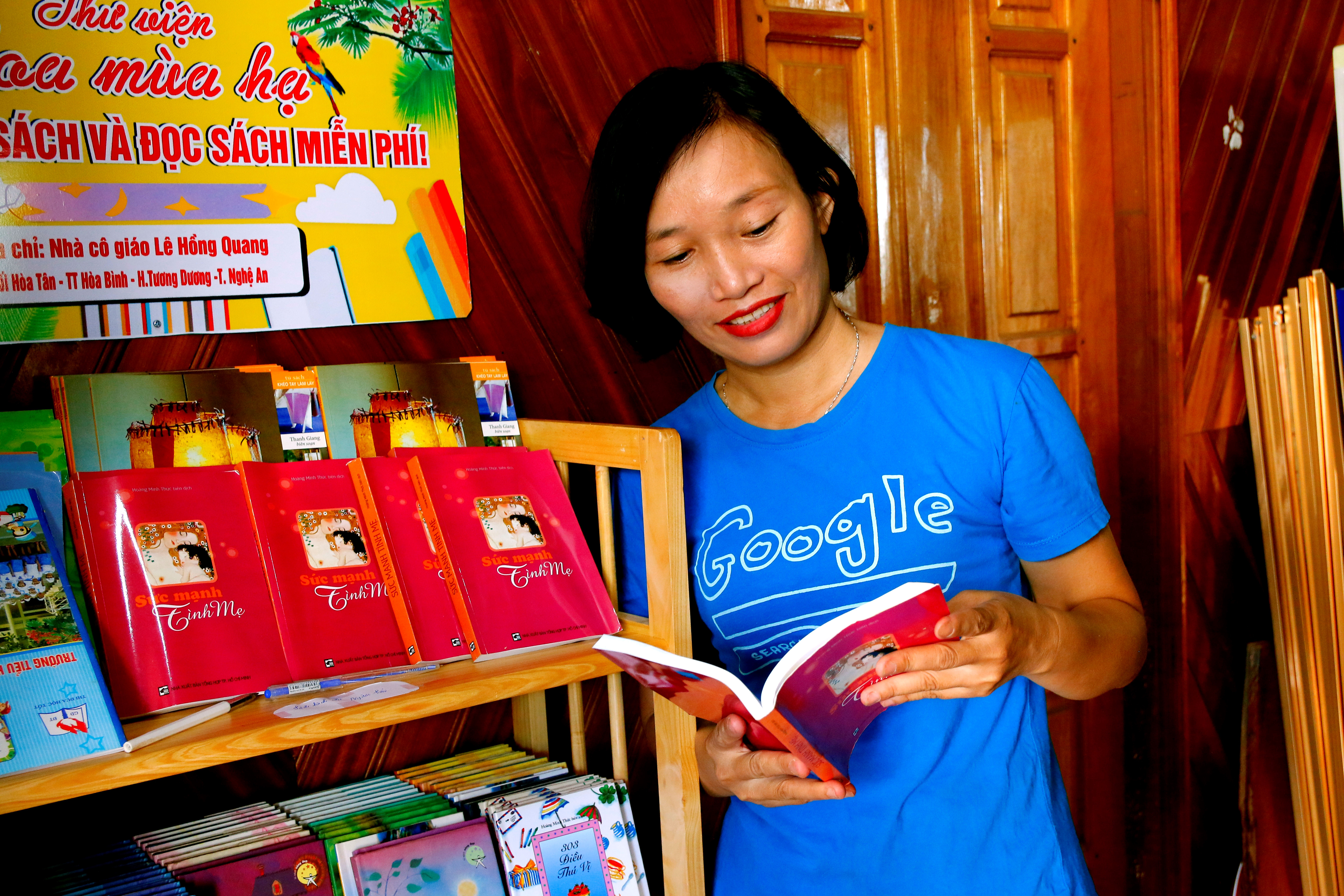  Hiện thư viện sách của cô Quang có gần 500 đầu sách. Ảnh: Đình Tuân