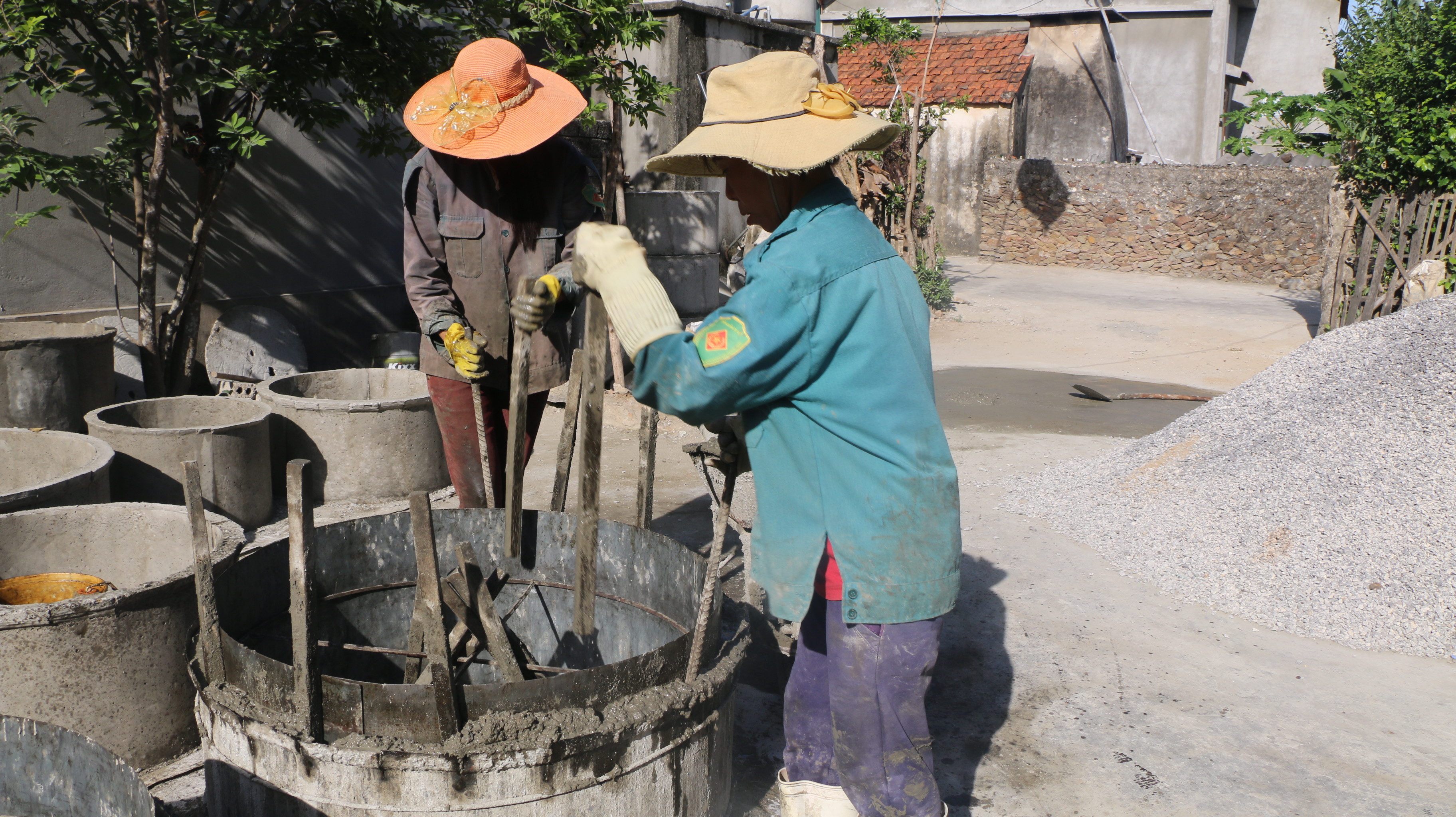 Nhu cầu về cống giếng tăng cao, phụ nữ làng Nhân Huống (Quỳnh Diễn) có thêm thu nhập từ việc đúc cống. Ảnh: Khánh Ly