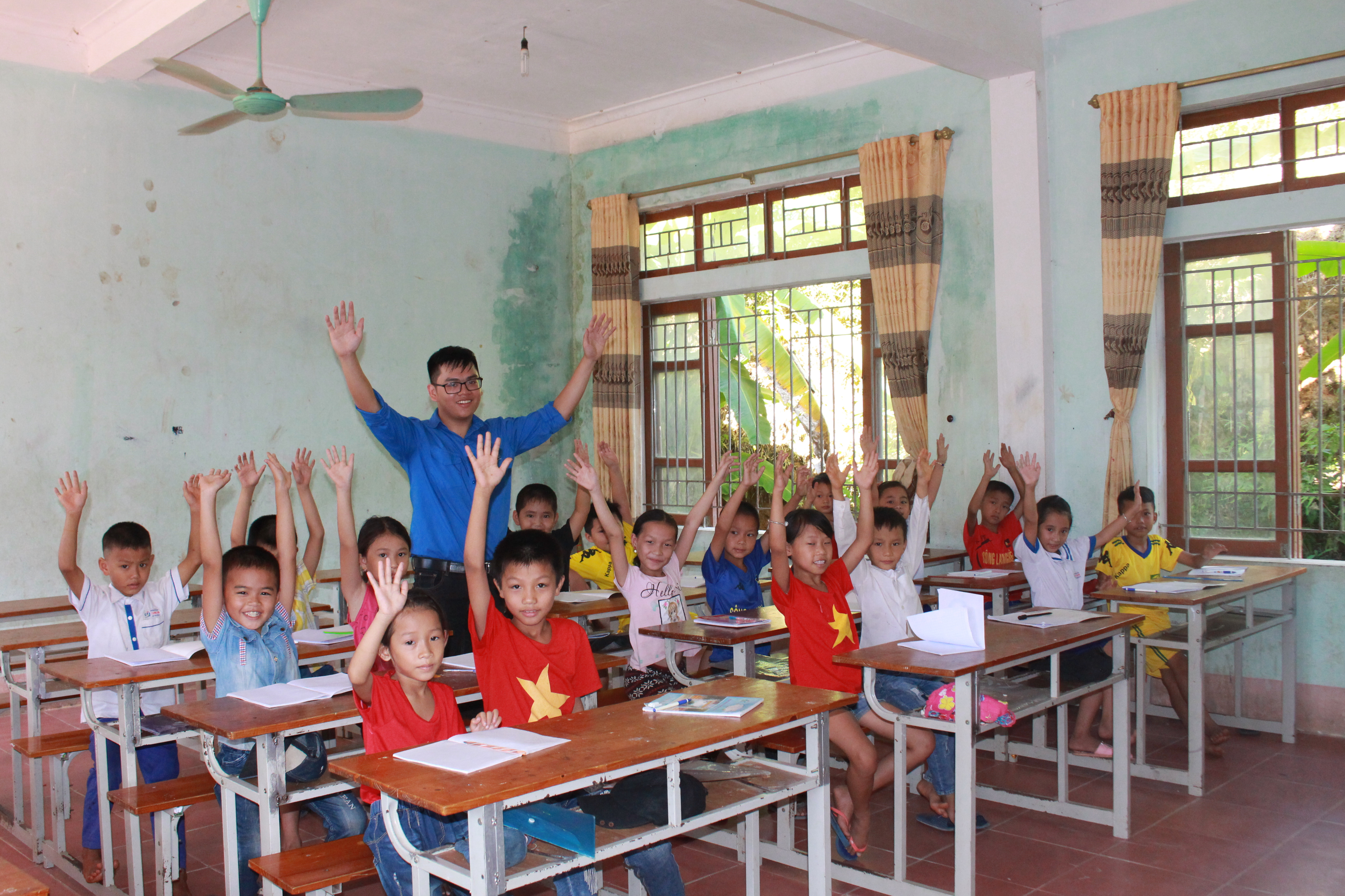 Lớp tiếng Anh miễn phí cho các em học sinh xã Tường Sơn. Ảnh: Thái Hiền