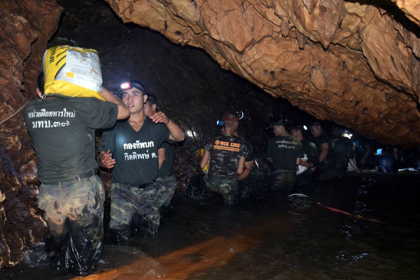 Quân đội Thái Lan mang những thiết bị cứu trợ, nhu yếu phẩm cần thiết vào trong hang. Trong thời gian cứu trợ, mưa to liên tục diễn ra gây khó khăn cho các cơ quan chức năng.