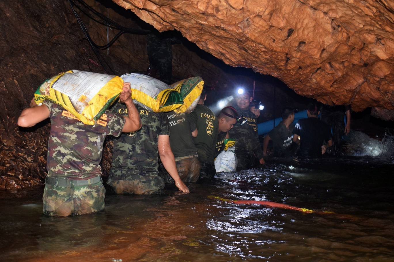 Mực nước trong hang vẫn cao, cản trở nhân viên cứu hộ đưa các thành viên đội bóng ra ngoài.