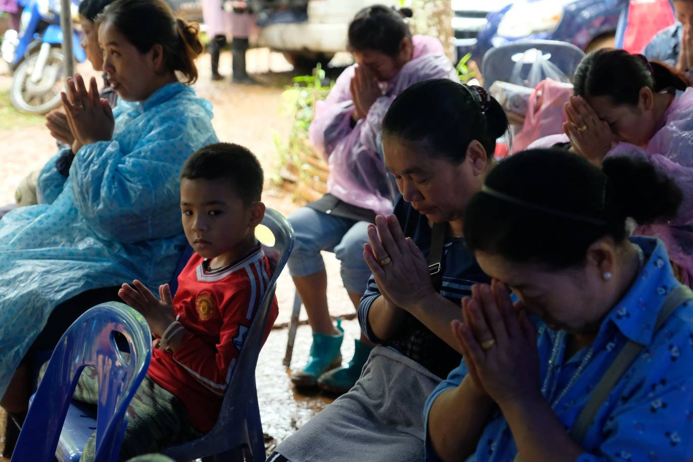 Trong những ngày qua, người dân Thái Lan không ngừng cầu nguyện cho đội bóng an toàn trở về. Và đến thời điểm này, cơ hội đưa những nạn nhân bị mắc kẹt trở về đang trong tầm kiểm soát.
