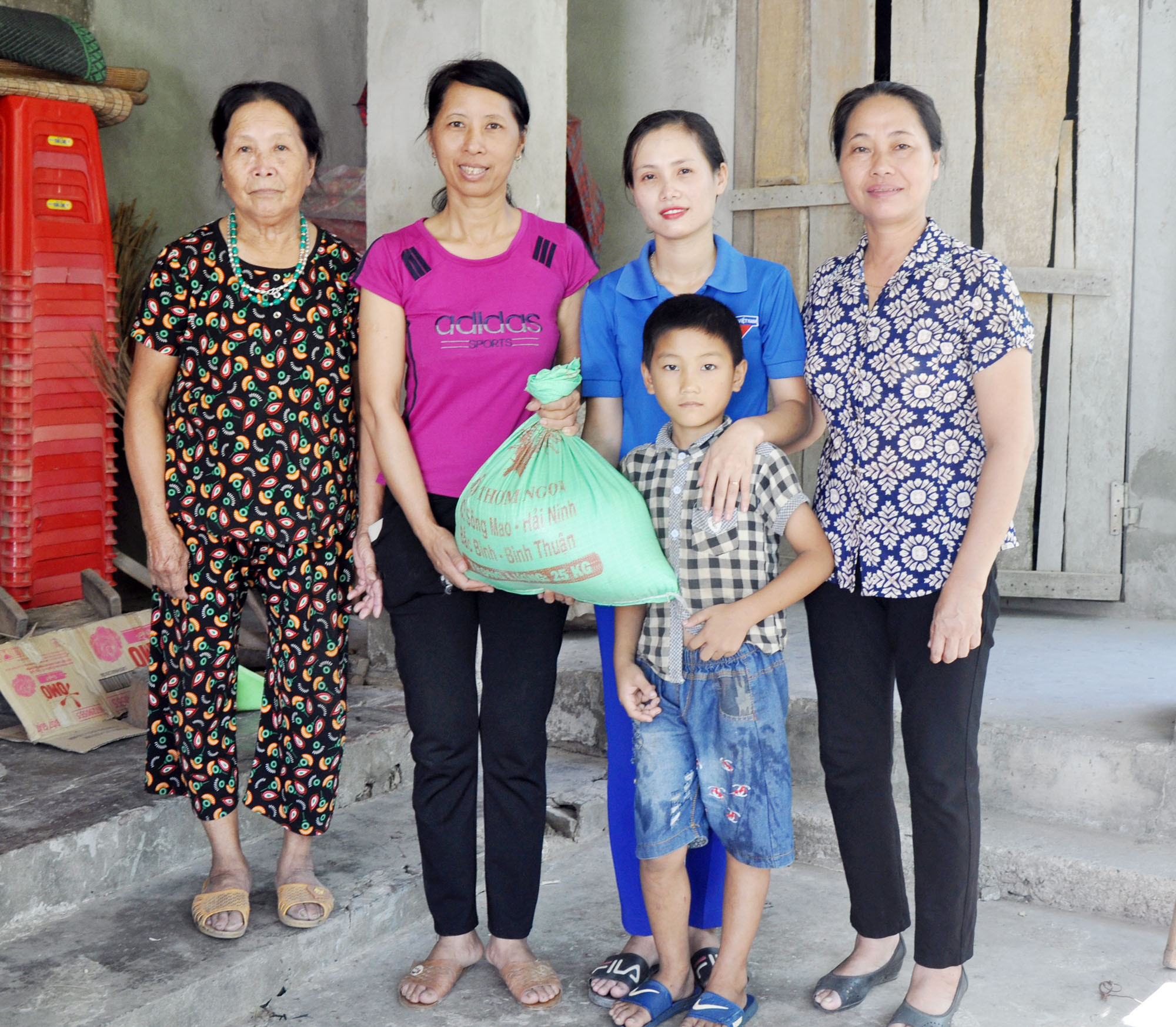 Hội LHPN xã Cẩm Sơn và BQL thôn 1/5 trao gạo hỗ trợ cho bé Hoàng Anh Mạnh. Ảnh: Công Kiên
