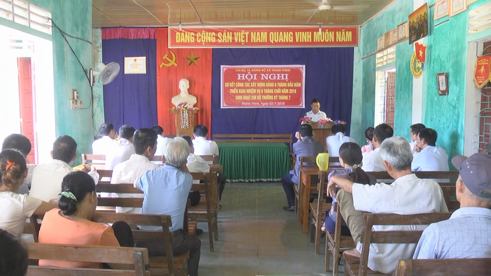 Các đảng viên dự sinh hoạt Chi bộ xóm 10 xã Thanh Thịnh. Ảnh: Trung Thành