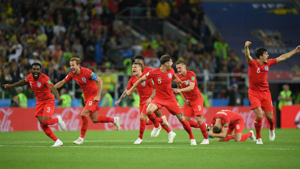 Niềm vui vỡ òa của các cầu thủ Anh sau loạt đấu súng. Ảnh:FIFA.