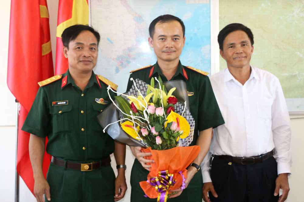 Lãnh đạo huyện và Ban CHQS huyện tặng hoa chúc mừng đồng chí Võ Văn Hùng nhận nhiệm vụ Chỉ huy trưởng Ban CHQS huyện Đô Lương. Ảnh: Hữu Hoàn