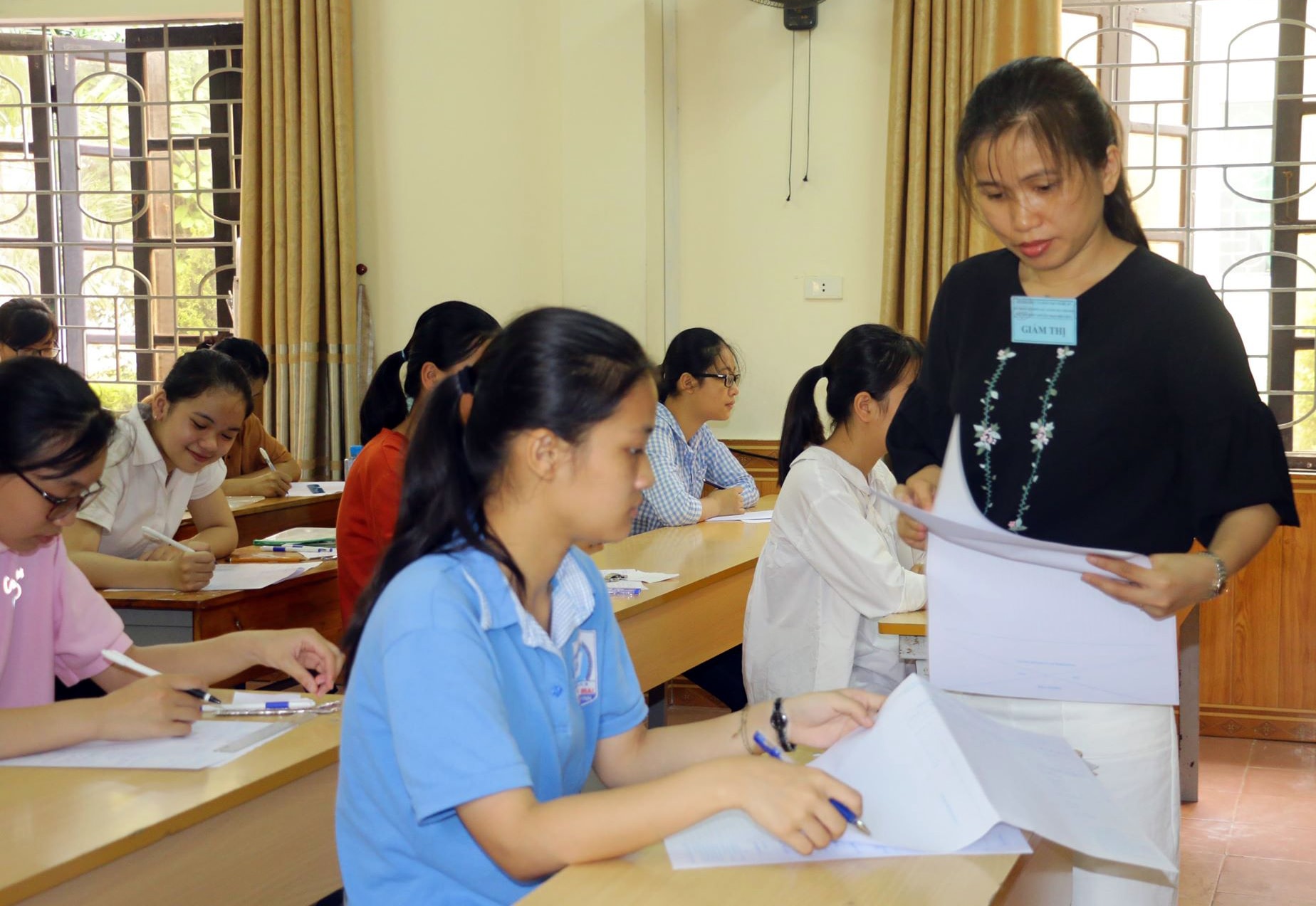 Thí sinh tham dự Kỳ thi vào Trường THPT chuyên Phan Bội Châu. Ảnh: Mỹ Hà