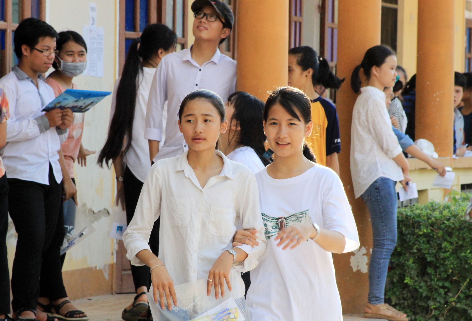  Các thí sinh tham dự Kỳ thi tuyển sinh vào lớp 10. Đây cũng là căn cứ để xét điểm trúng tuyển vào trường chuyên. Ảnh: Mỹ Hà
