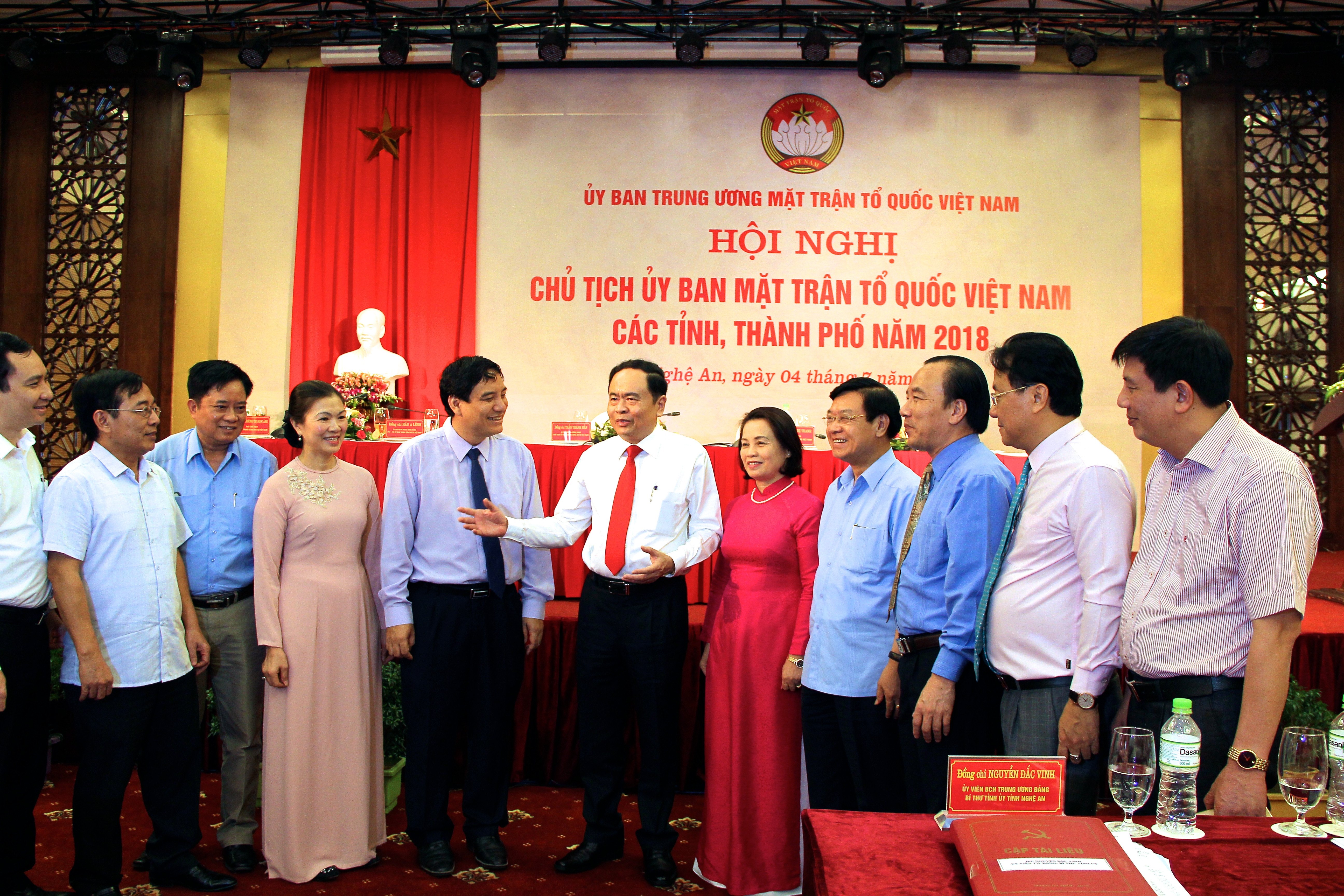 Chủ tịch UBTW MTTQ Việt Nam Trần Thanh Mẫn trao đổi với các đại biểu bên thềm hội nghị. Ảnh: Mỹ Nga 
