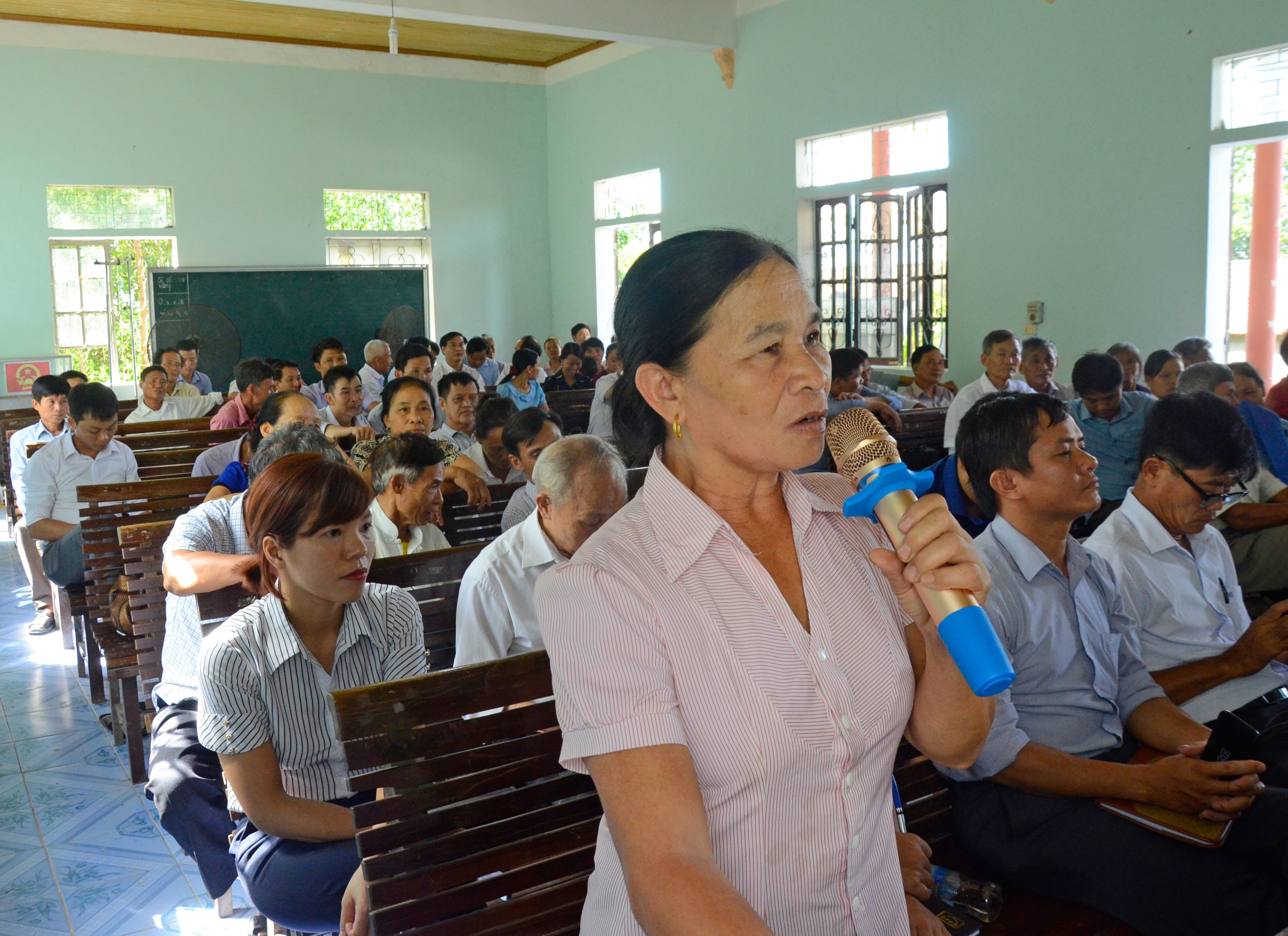 Cử tri huyện Thanh Chương kiến nghị với đại biểu Quốc hội. Ảnh Thanh Lê
