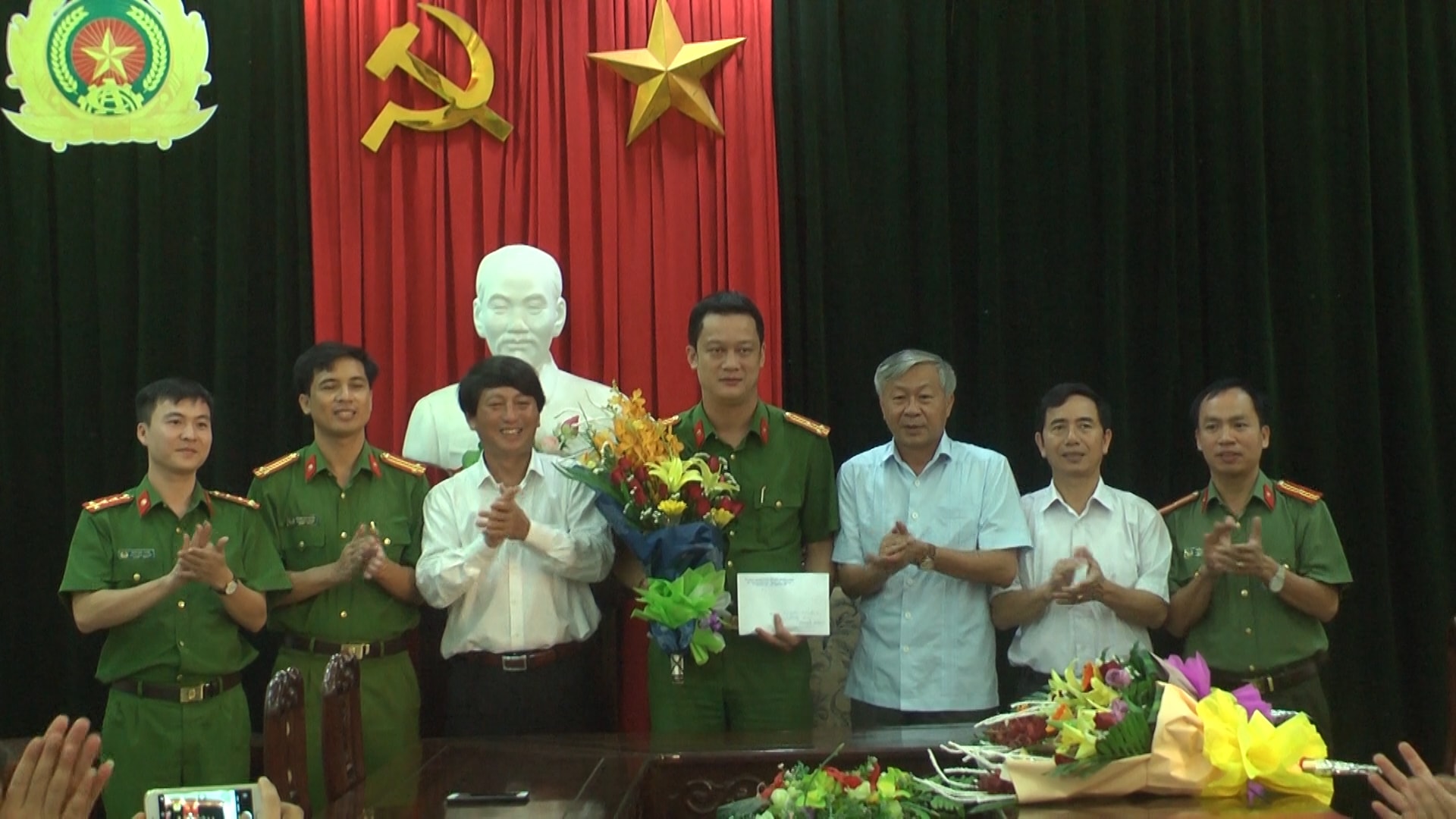Lãnh đạo huyện chúc mừng thành tích công an huyện Nghĩa Đàn. Ảnh: Minh Thái