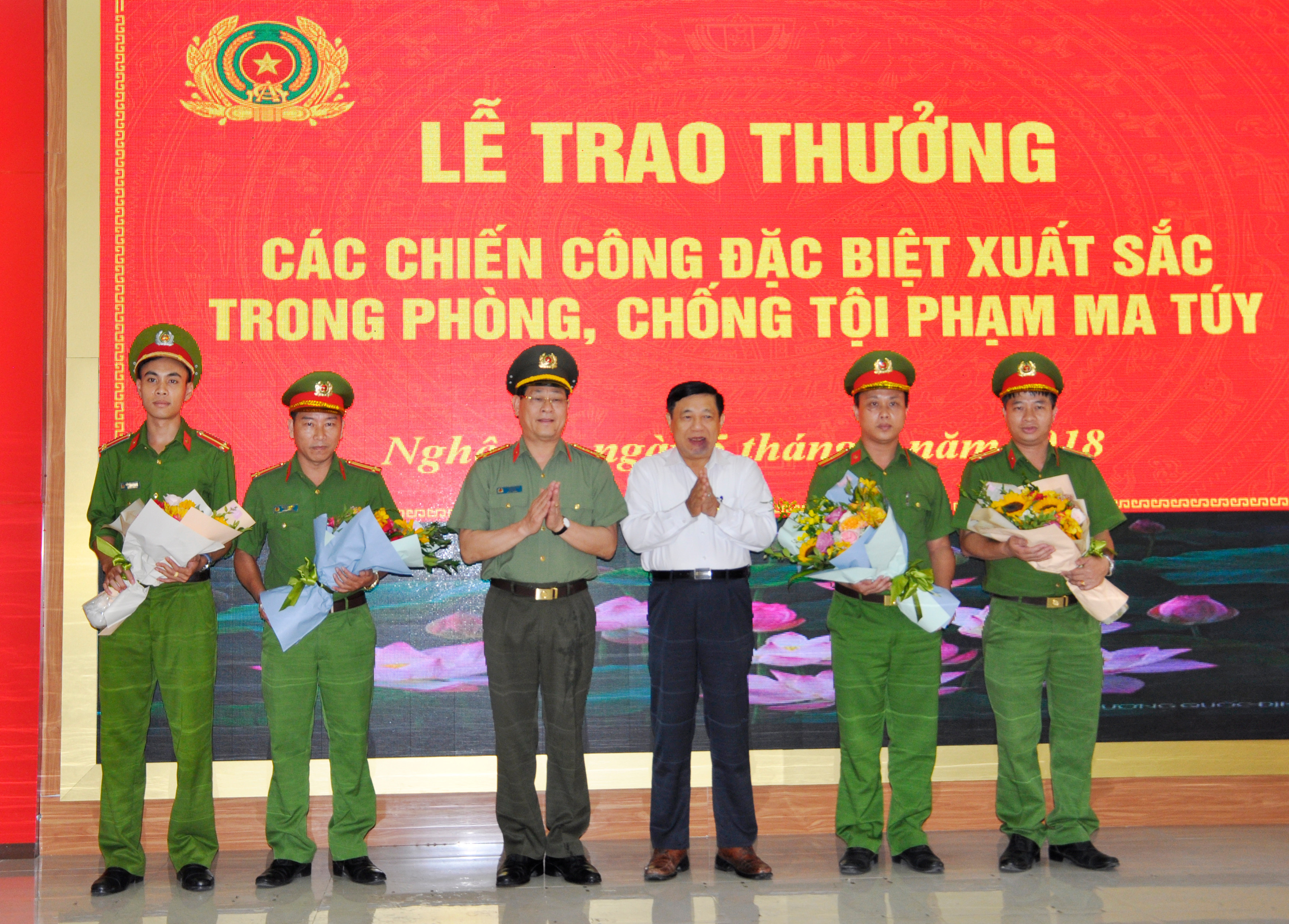 Trao thưởng cho Công an huyện Tương Dương