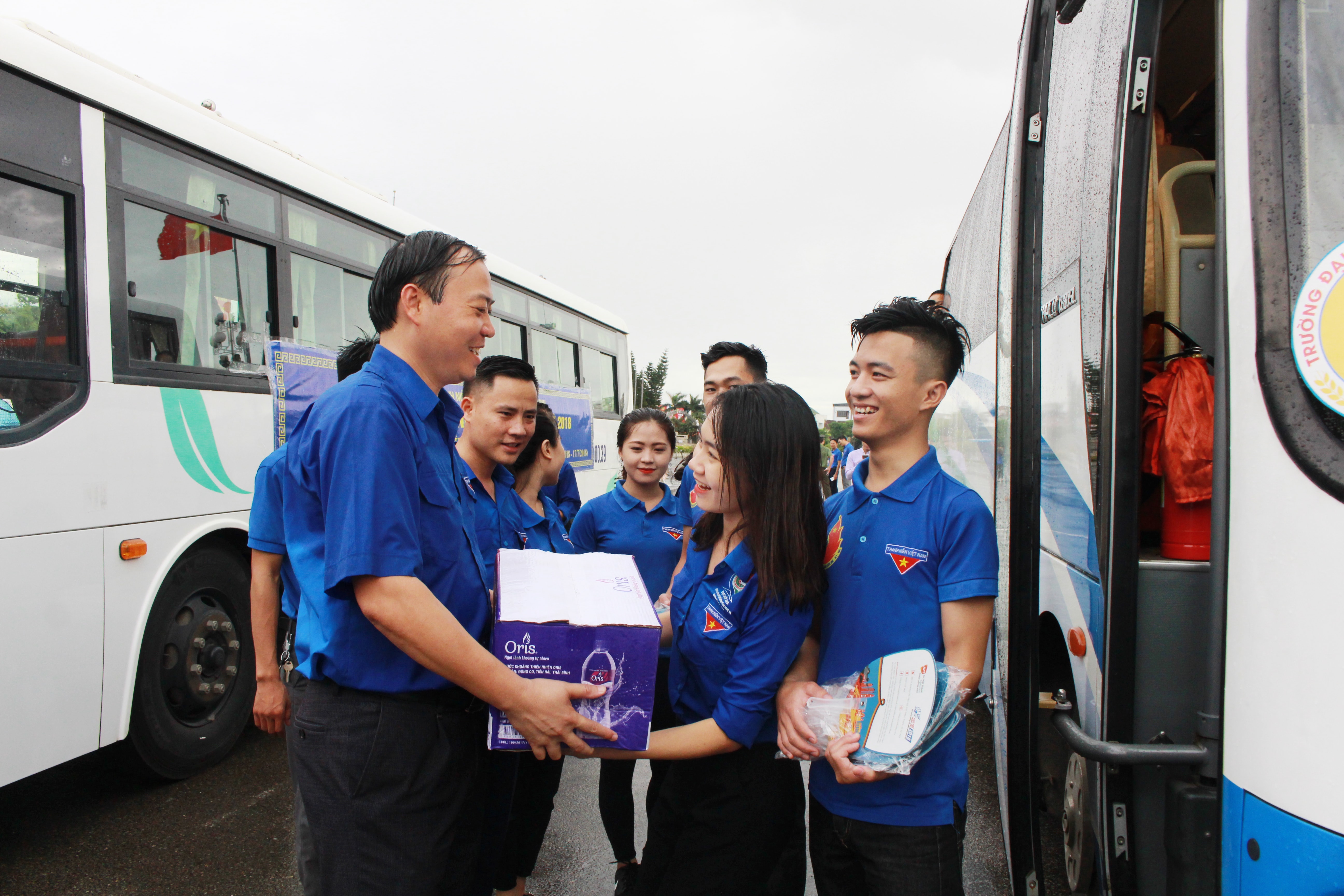 Phó Bí thư Tỉnh đoàn Chu Đức Thái động viên các đoàn viên thanh niên trước khi lên đường. Ảnh: Phương Thúy