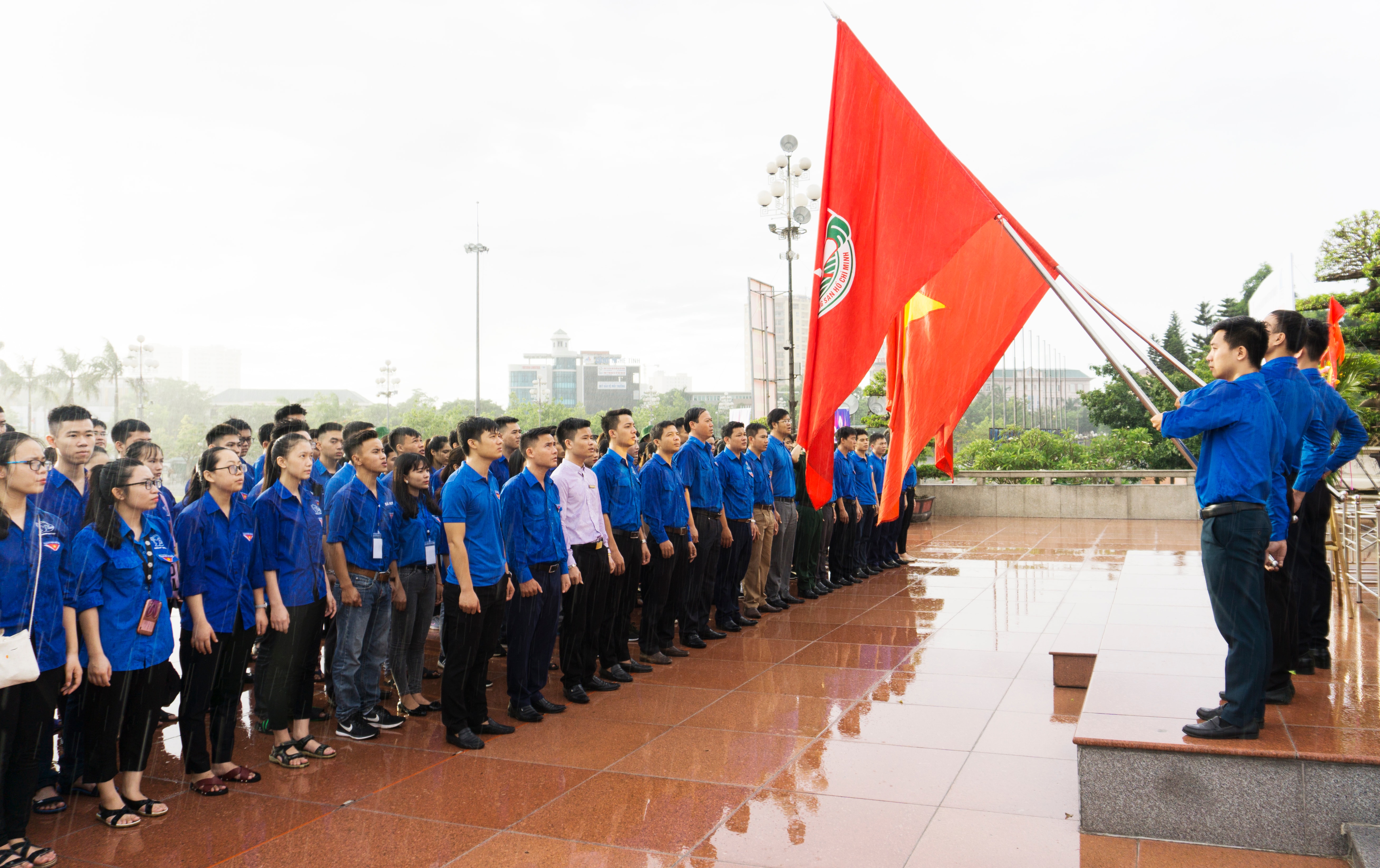 Tại Quảng trường Hồ Chí Minh, lãnh đạoTỉnh đoàn Nghệ An và hơn 200 đoàn viên thanh niên đã dâng lẵng hoa tươi thắm bày tỏ lòng biết ơn vô hạn và kính trọng sâu sắc đối với Chủ tịch Hồ Chí Minh - lãnh tụ thiên tài của cách mạng Việt Nam, Anh hùng giải phóng dân tộc, danh nhân văn hóa kiệt xuất.