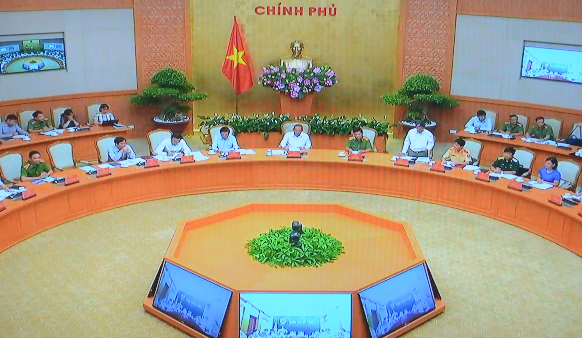 Phó Thủ tướng Thường trực Chính phủ Trương Hòa Bình chủ trì hội nghị trực tuyến. Ảnh: Thành Chung
