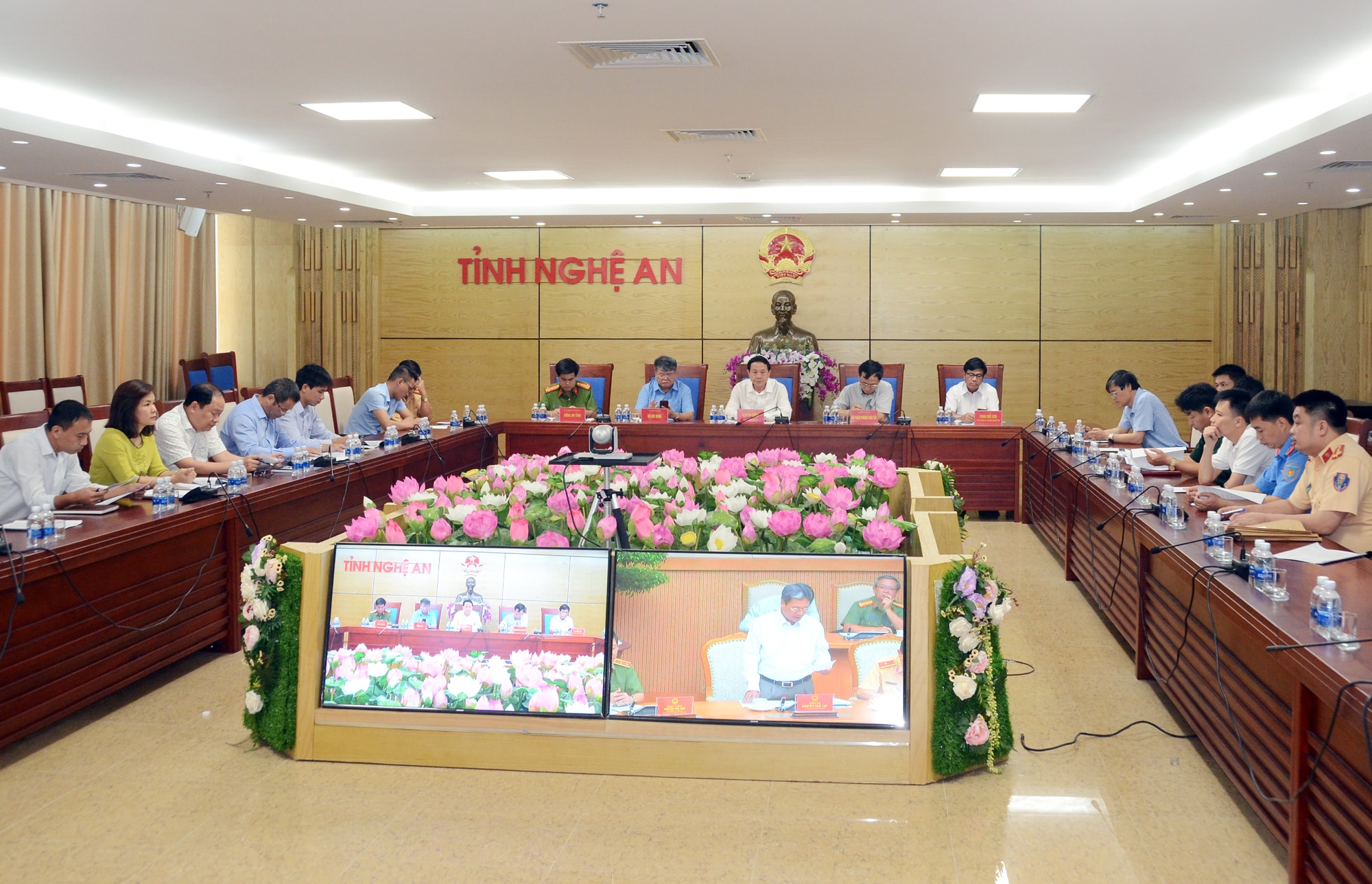 Phó Chủ tịch UBND tỉnh Lê Minh Thông chủ trì điểm cầu Nghệ An tham dự hội nghị. Ảnh: Thành Chung