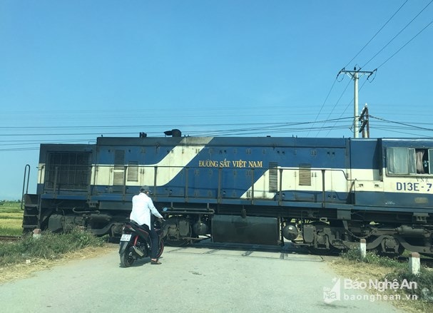 Đường ngang dân sinh qua xã Diễn Hồng đi xã Diễn Tháp (Diễn Châu) không có tín hiệu đèn và chuông báo nguy hiểm cho người đi đường. Ảnh: Tư liệu