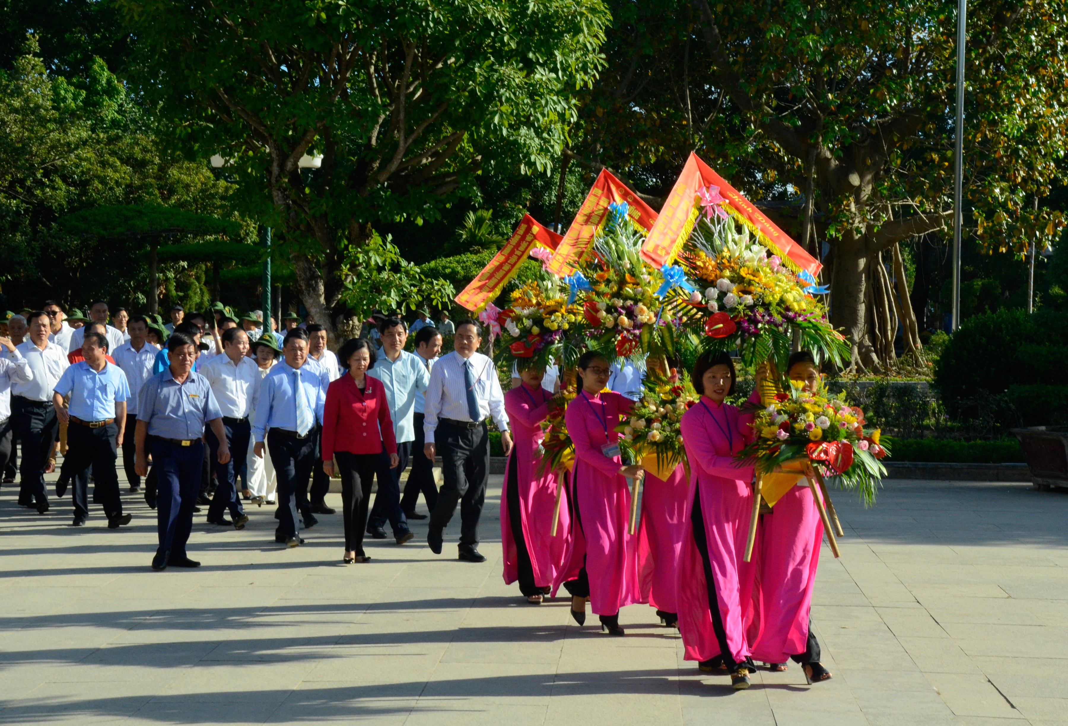 Đoàn đại biểu dâng hoa tưởng niệm Chủ tịch Hồ Chí Minh. Ảnh Thanh Lê