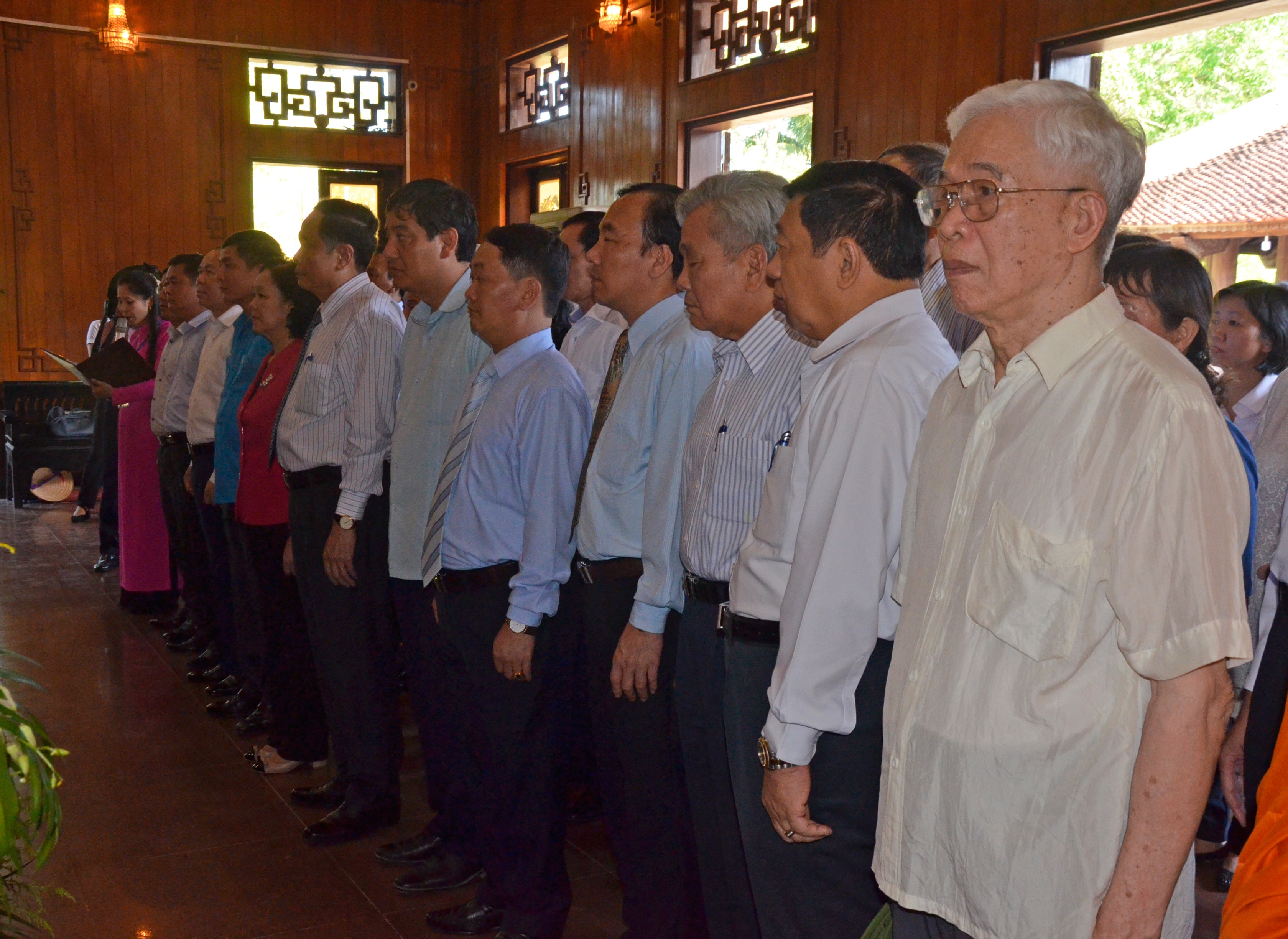 Đoàn Đại biểu bày tỏ lòng thành kính công lao vô hạn của Chủ tịch Hồ Chí Minh. Ảnh Thanh Lê